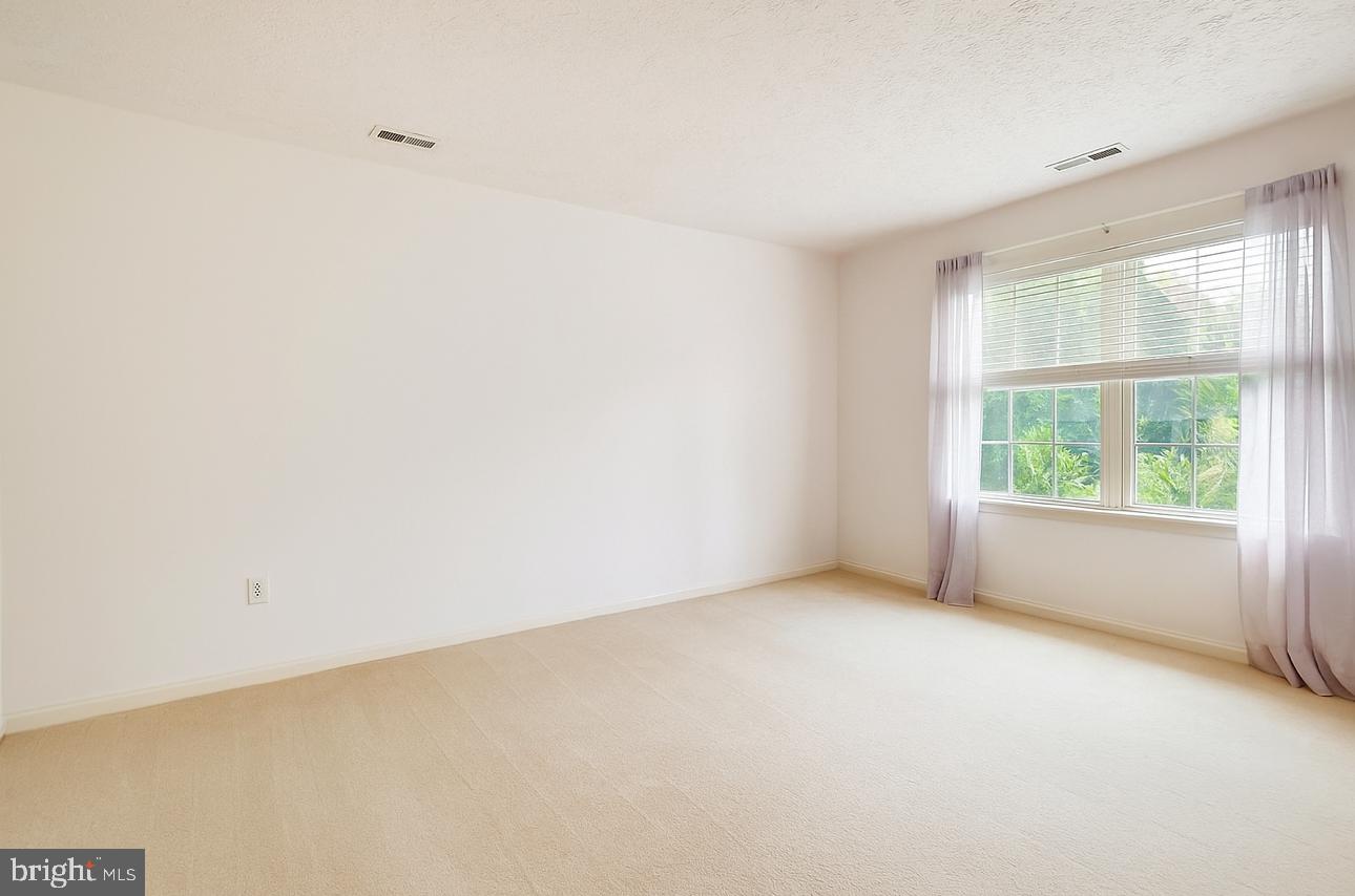 THE COURTYARDS AT POND - Residential