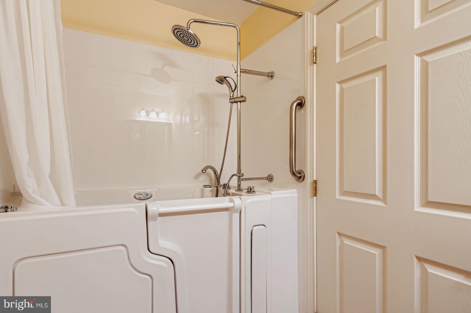 THE COURTYARDS AT POND - Residential