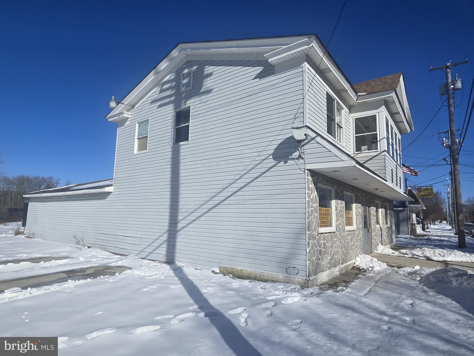 1760 MAIN ST(APT A B)