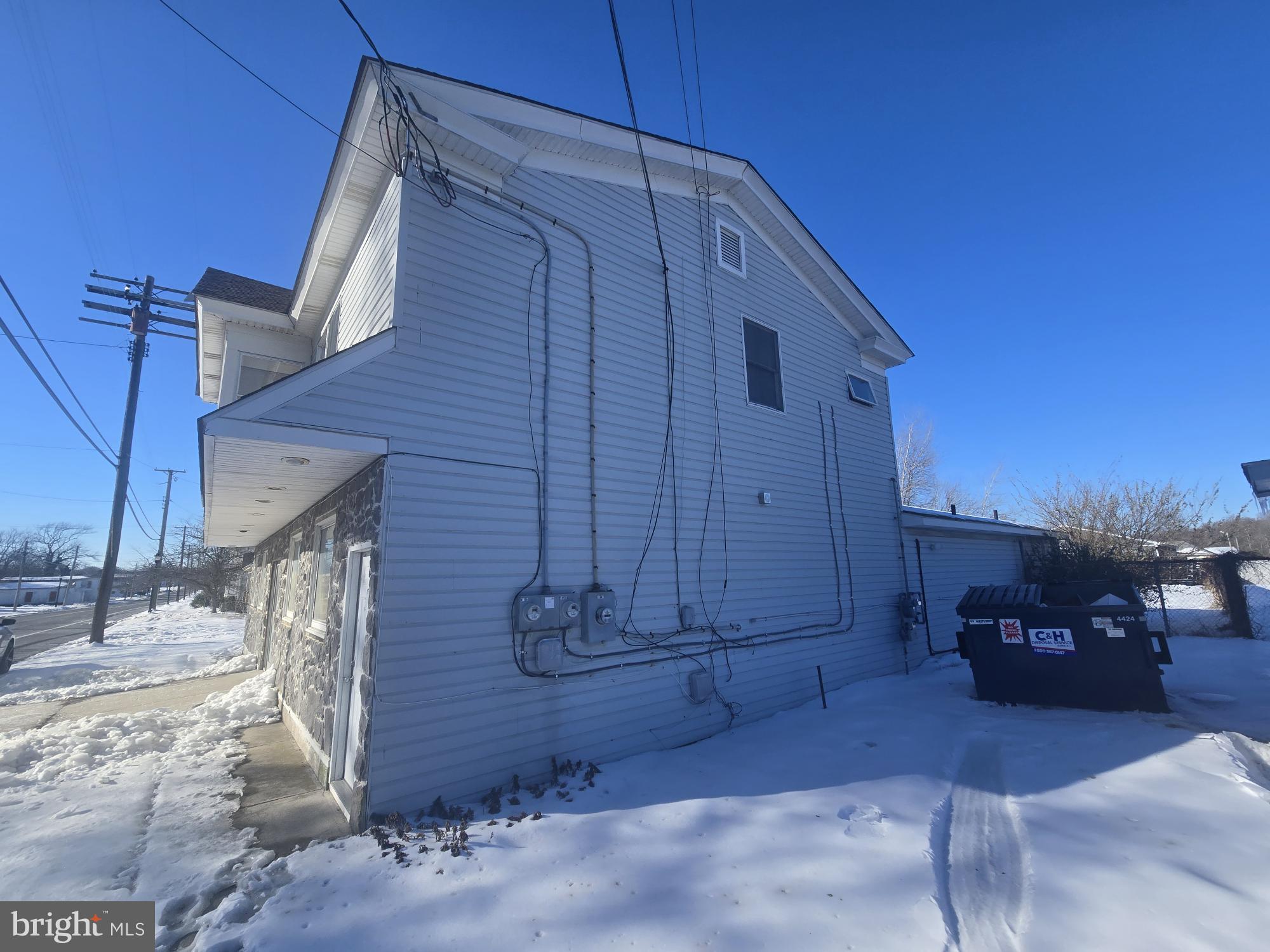 1760 MAIN ST(APT A B)