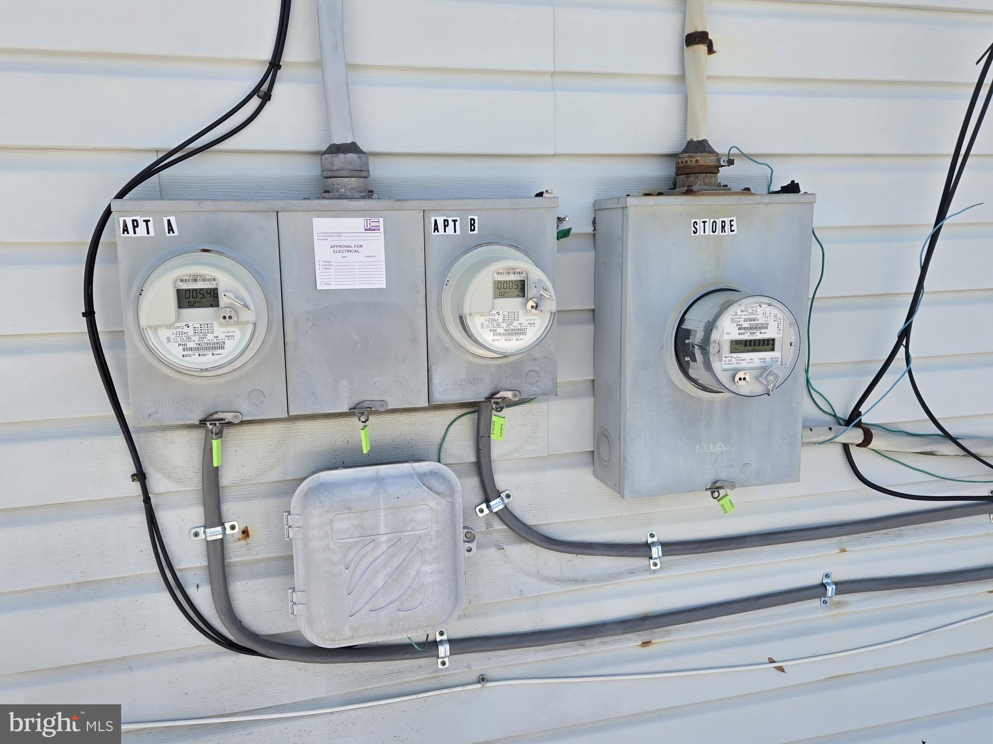 1760 MAIN ST(APT A B)