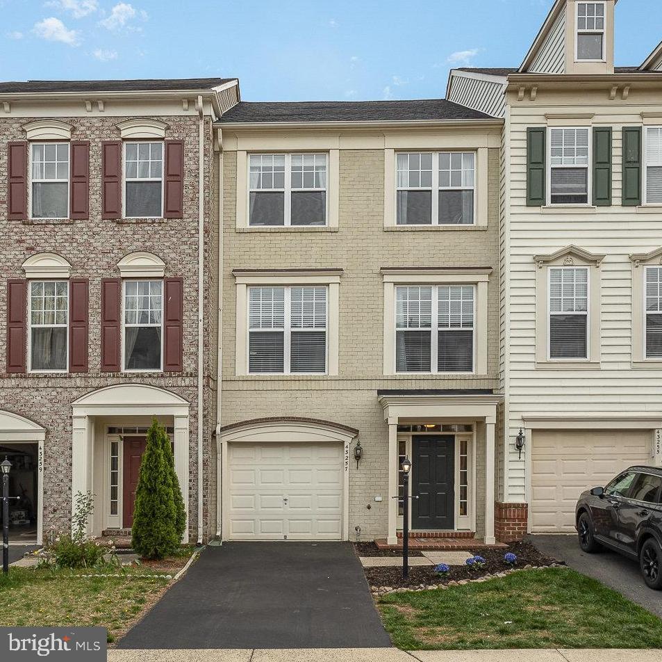 SIGNATURE AT BROADLANDS - Residential