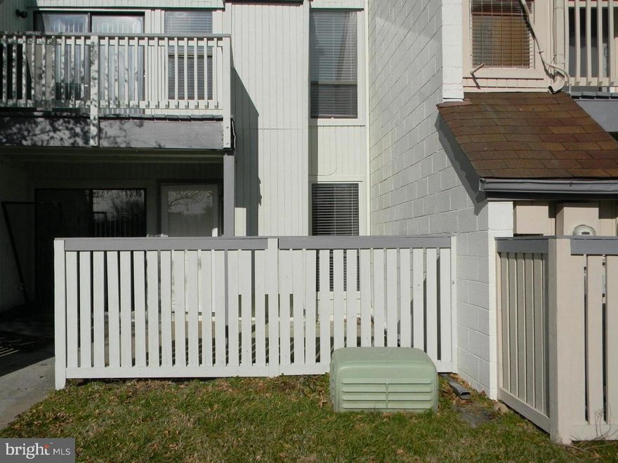 COME PREPARED FOR URBAN CHIC DESIGN IN A SUBURBAN SETTING!    FEATURING A WONDERFUL, OPEN FLOORPLAN, 2 SPACIOUS BEDROOMS, 1.5 BATHS,  MAIN LEVEL FIREPLACE, GORGEOUS HARDWOOD FLOORING, CUSTOM TILE WORK IN THE KITCHEN AND BATHS, STAINLESS APPLIANCES, UPGRADED COUNTERTOPS & MORE!    ALL LOCATED  IN A COMMUTER'S DREAM AREA--QUICK HOP TO PUBLIC TRANSPORTATION, SHOPPING, AREA AMENITIES--IT'S ALL HERE!  HURRY, OR YOU'LL MISS THIS INCREDIBLE OPPORTUNITY!!