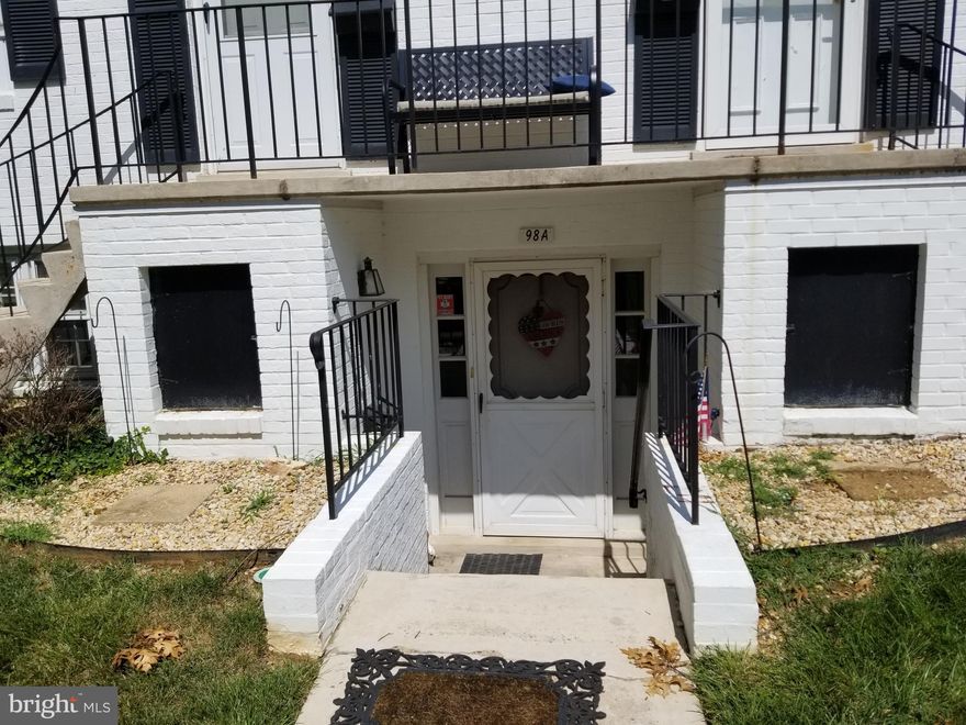Great location in the heartof Old Town Warrenton- this condo has courtyard entry and walk out to back patio- 2 storage areas in back of home.  Inside needs paint and updating. Heat pump only 2 years old.  Looking for an investor who wants to flip or rent.  SOLD AS IS