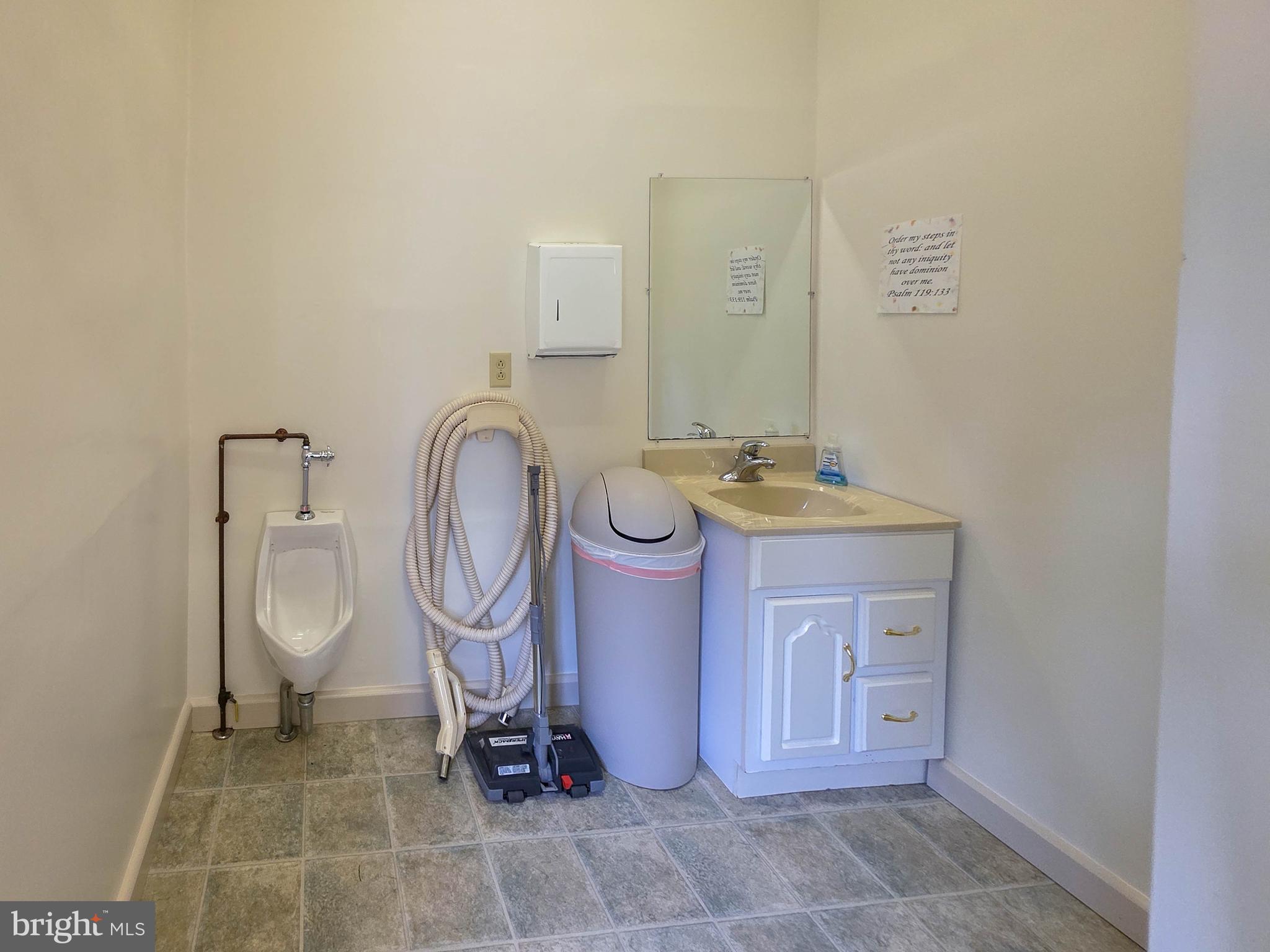 STATE LINE - Commercial Sale