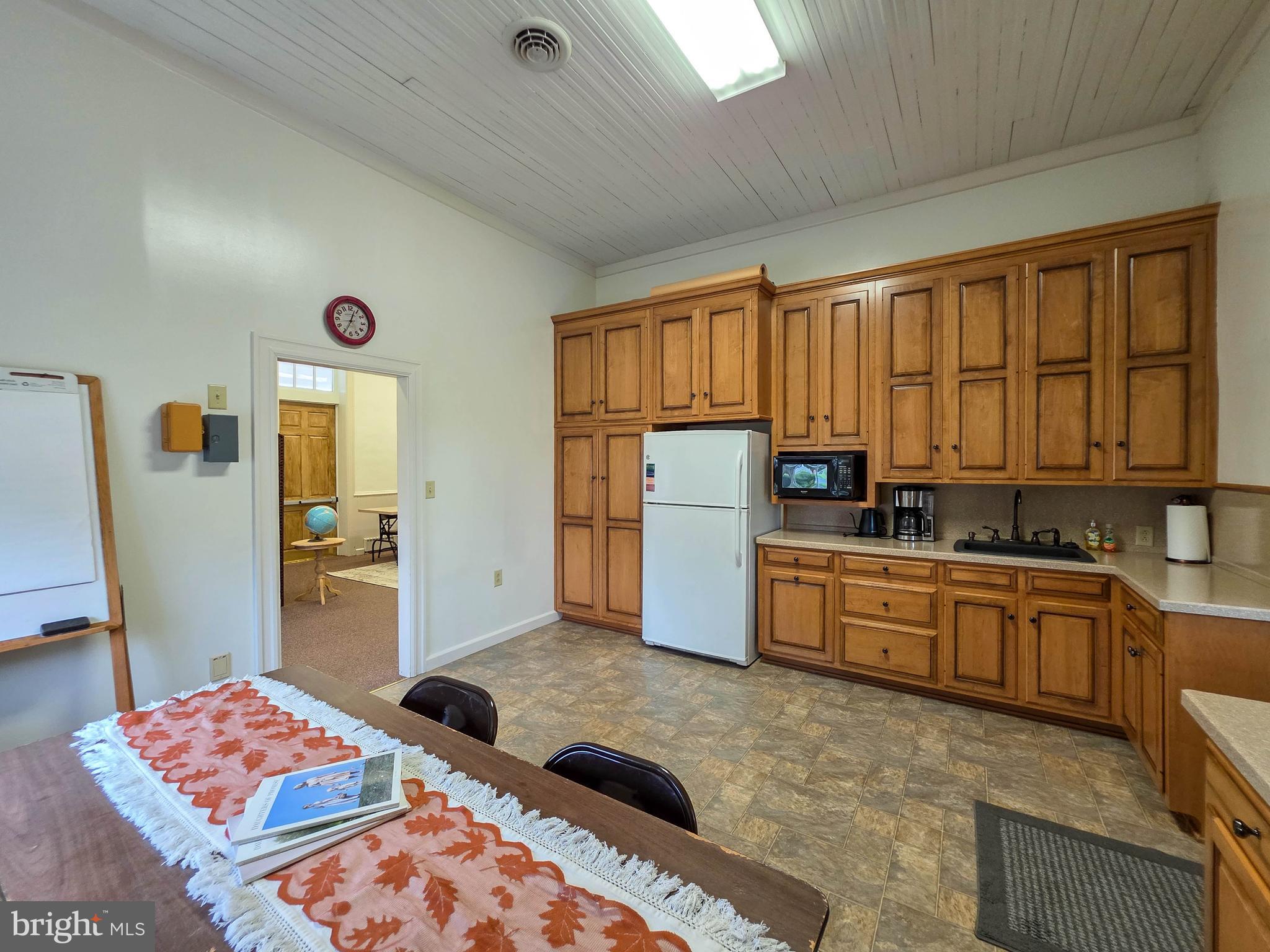 STATE LINE - Commercial Sale