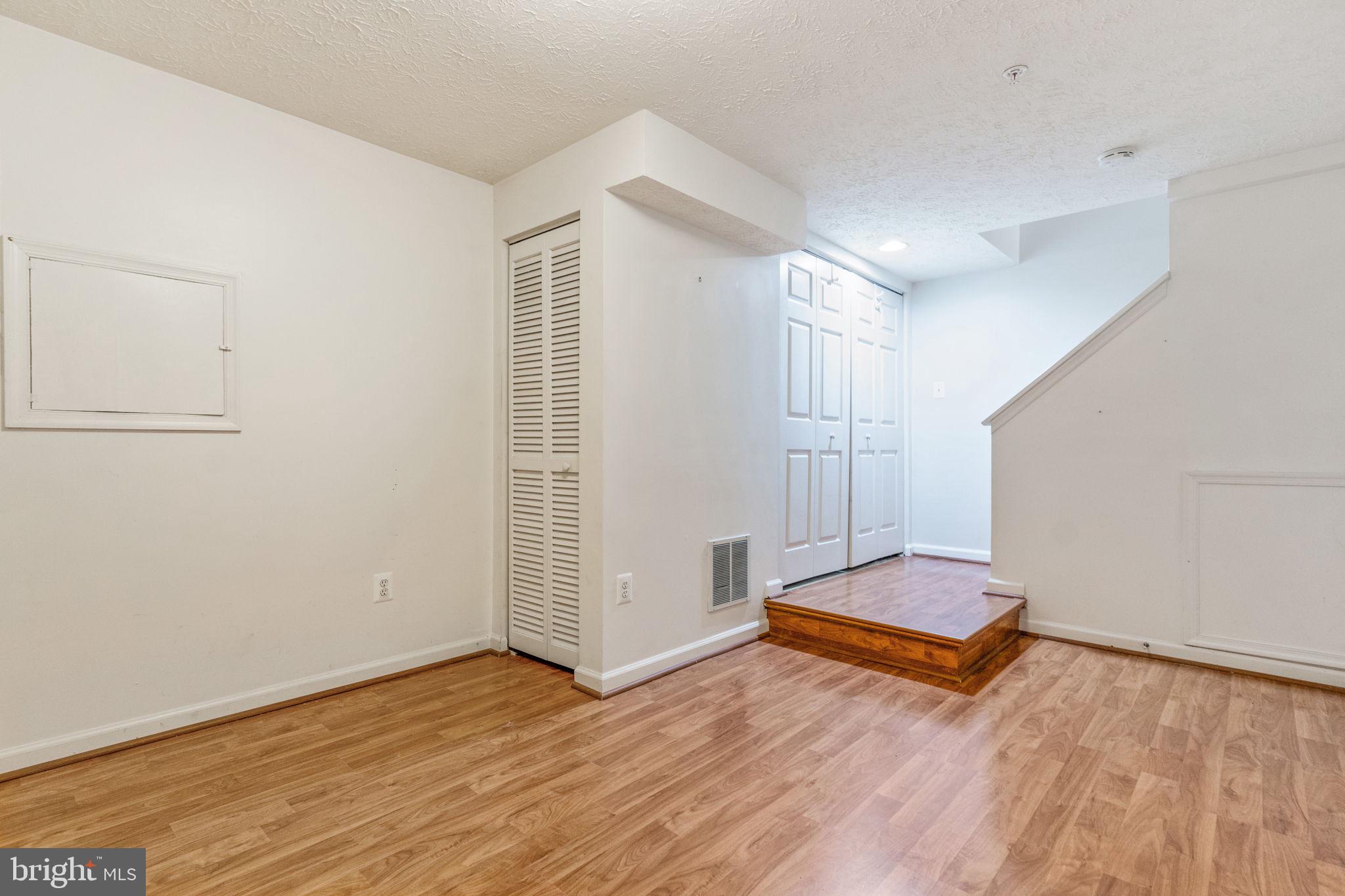 CROMWELL FOUNTAIN - Residential