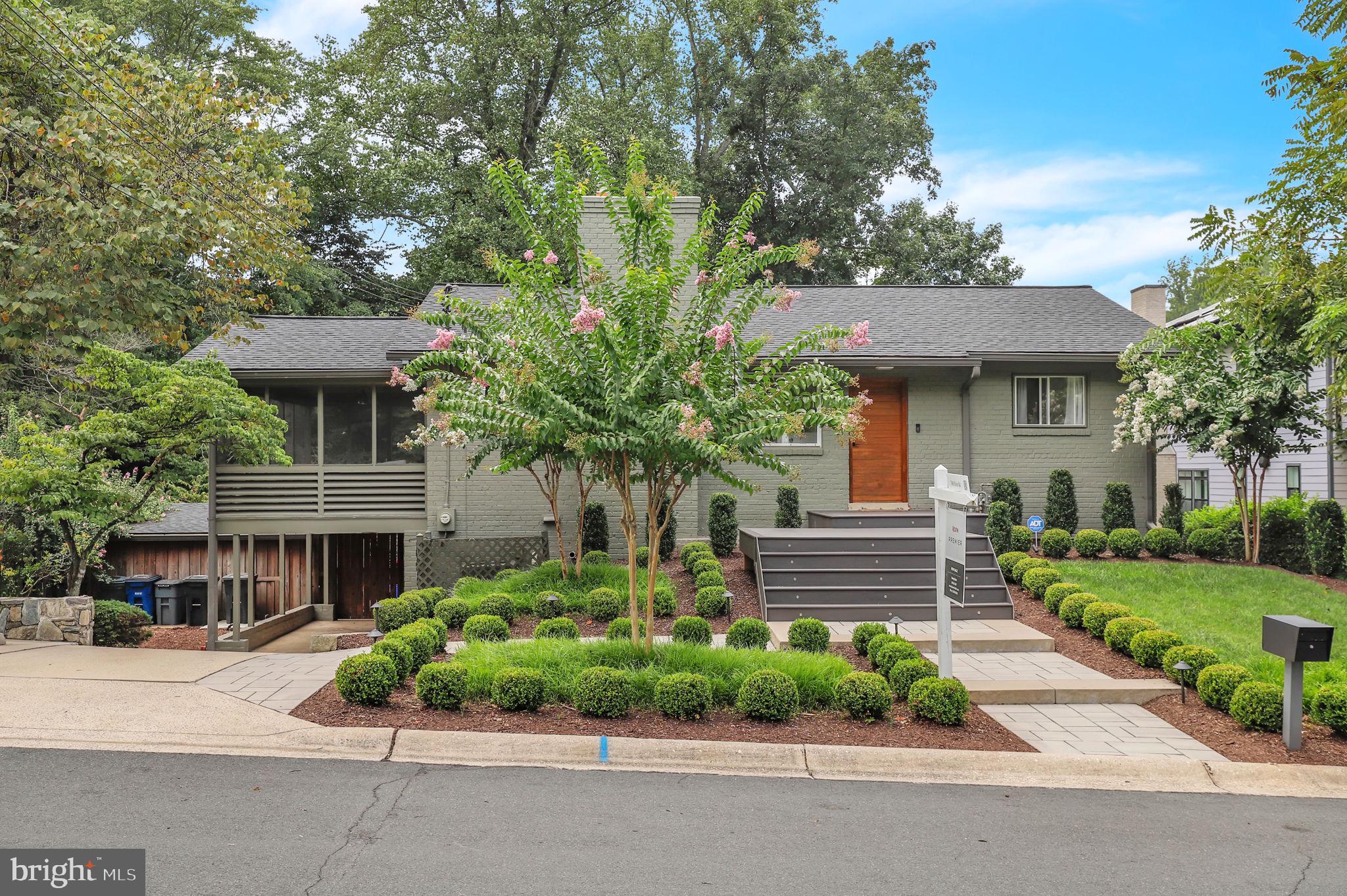 BANNOCKBURN ESTATES - Residential