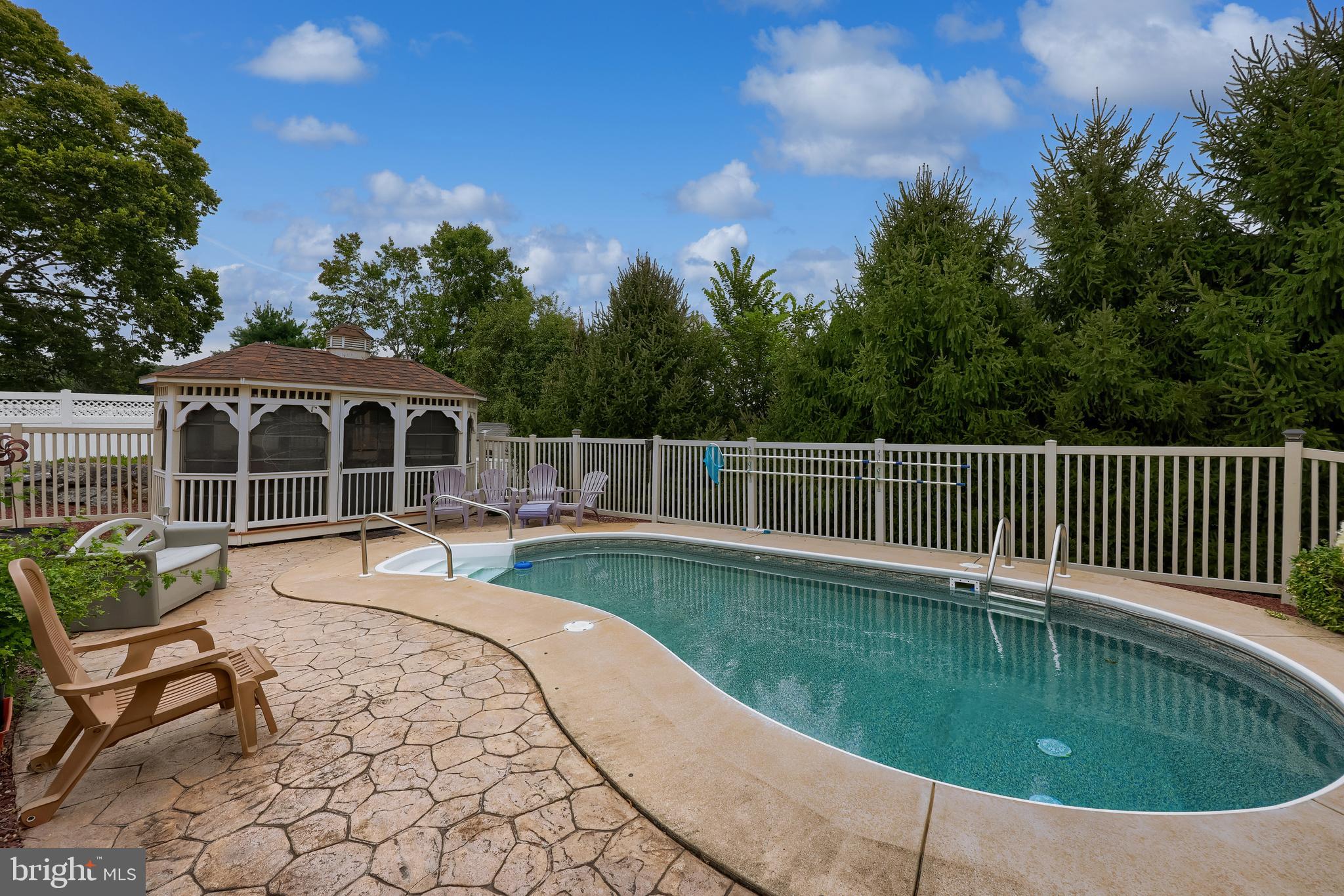 425 APPLE TREE LANE