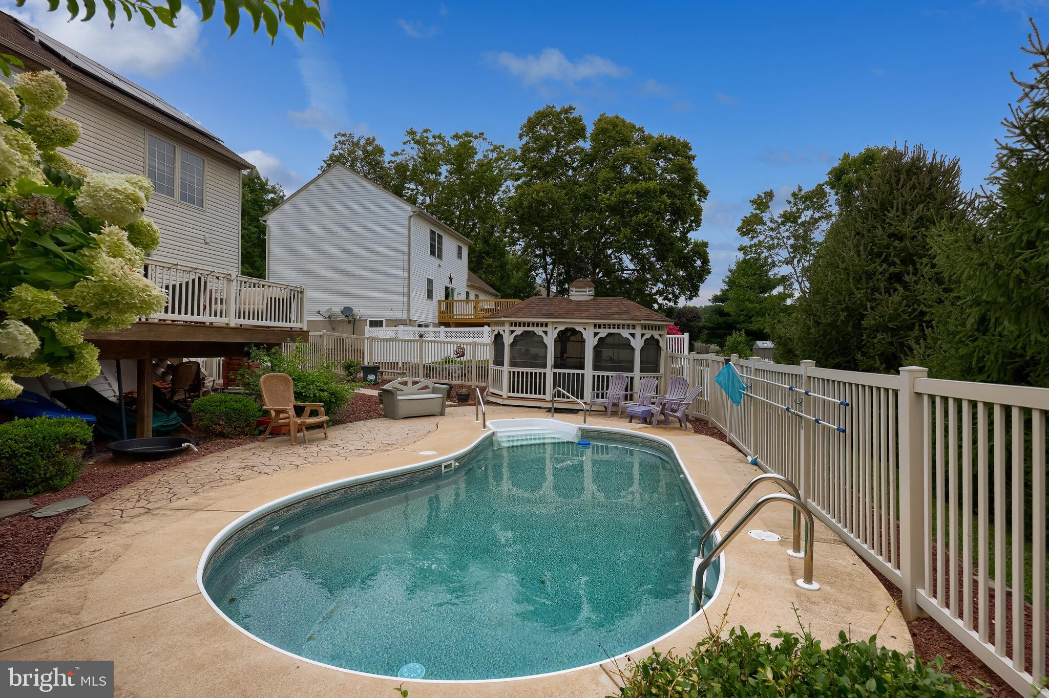 425 APPLE TREE LANE