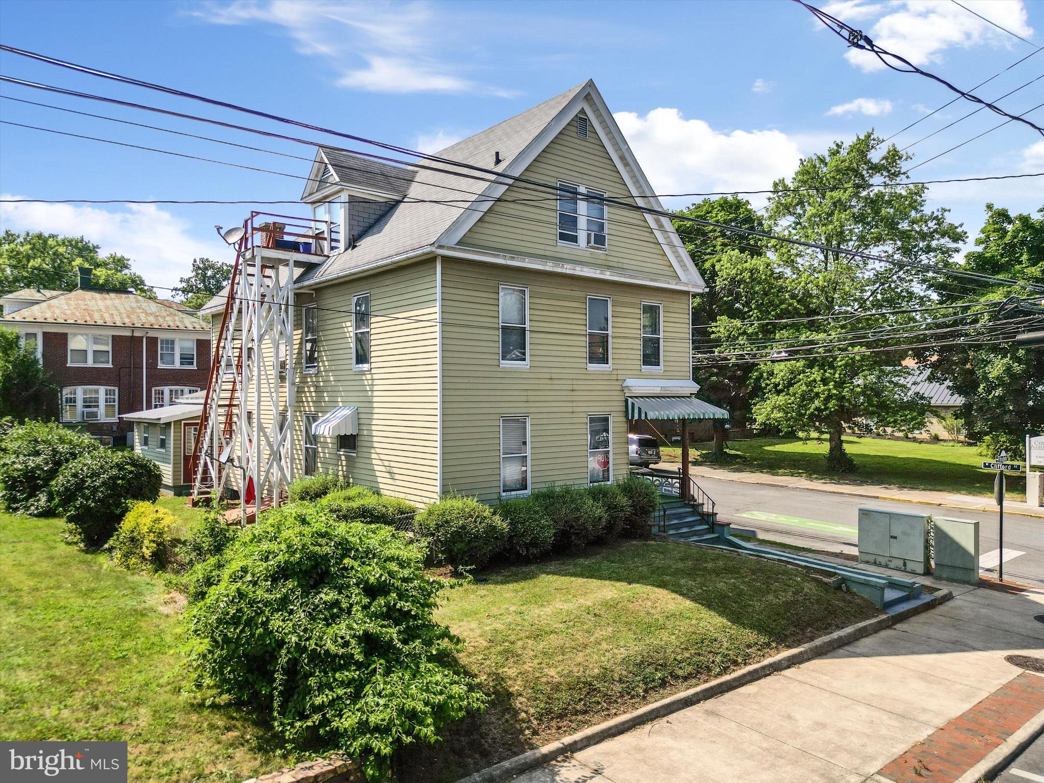 Main image without alt text