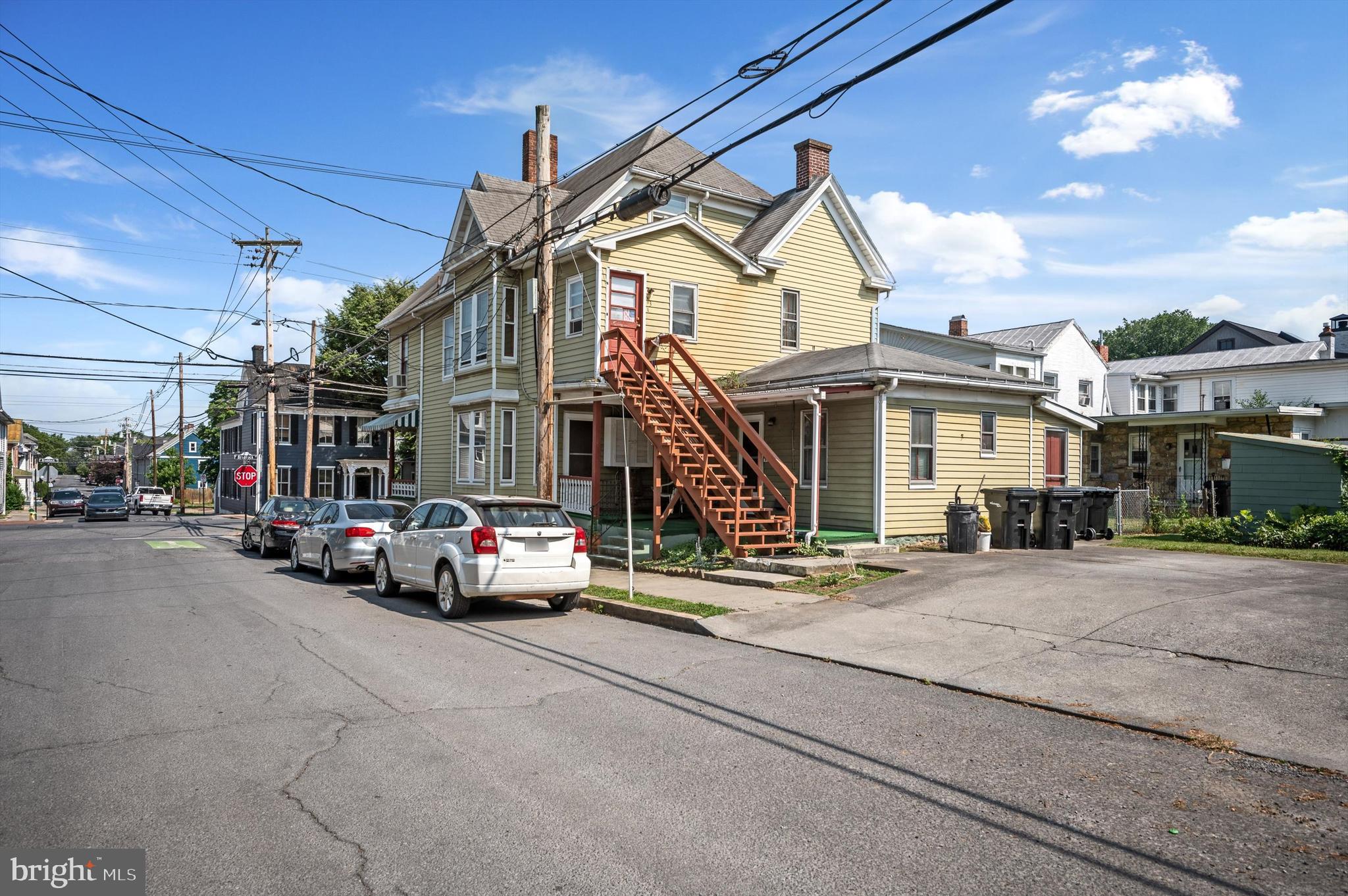 Main image without alt text