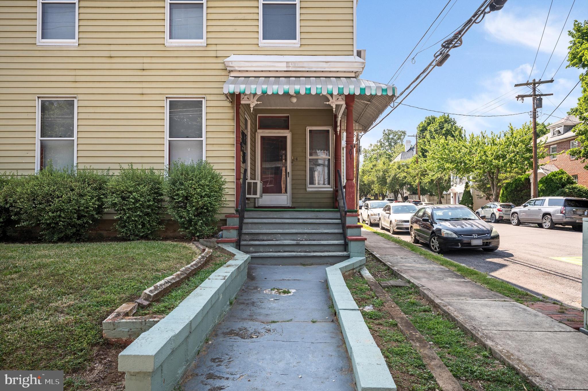 Main image without alt text