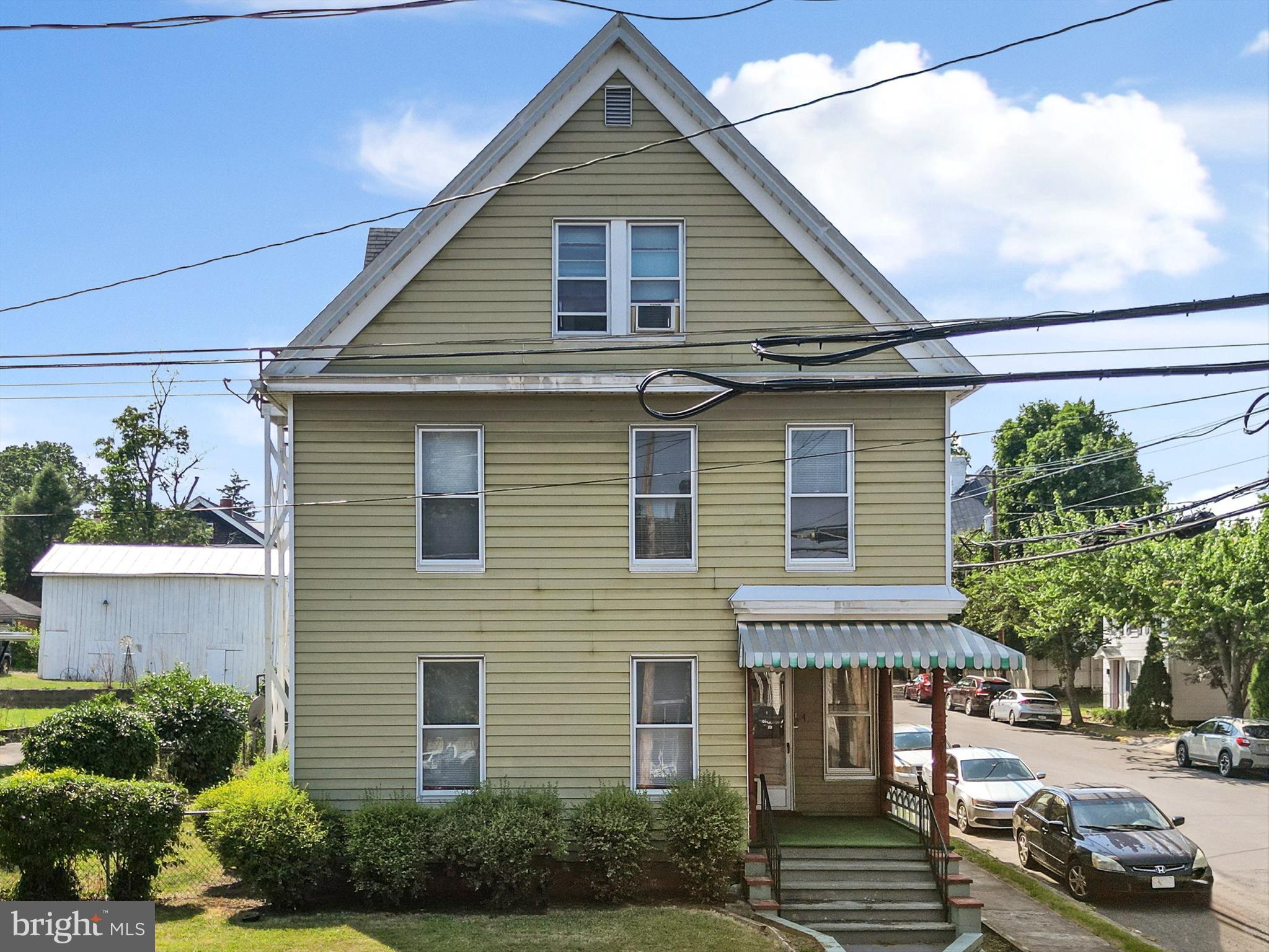 Main image without alt text