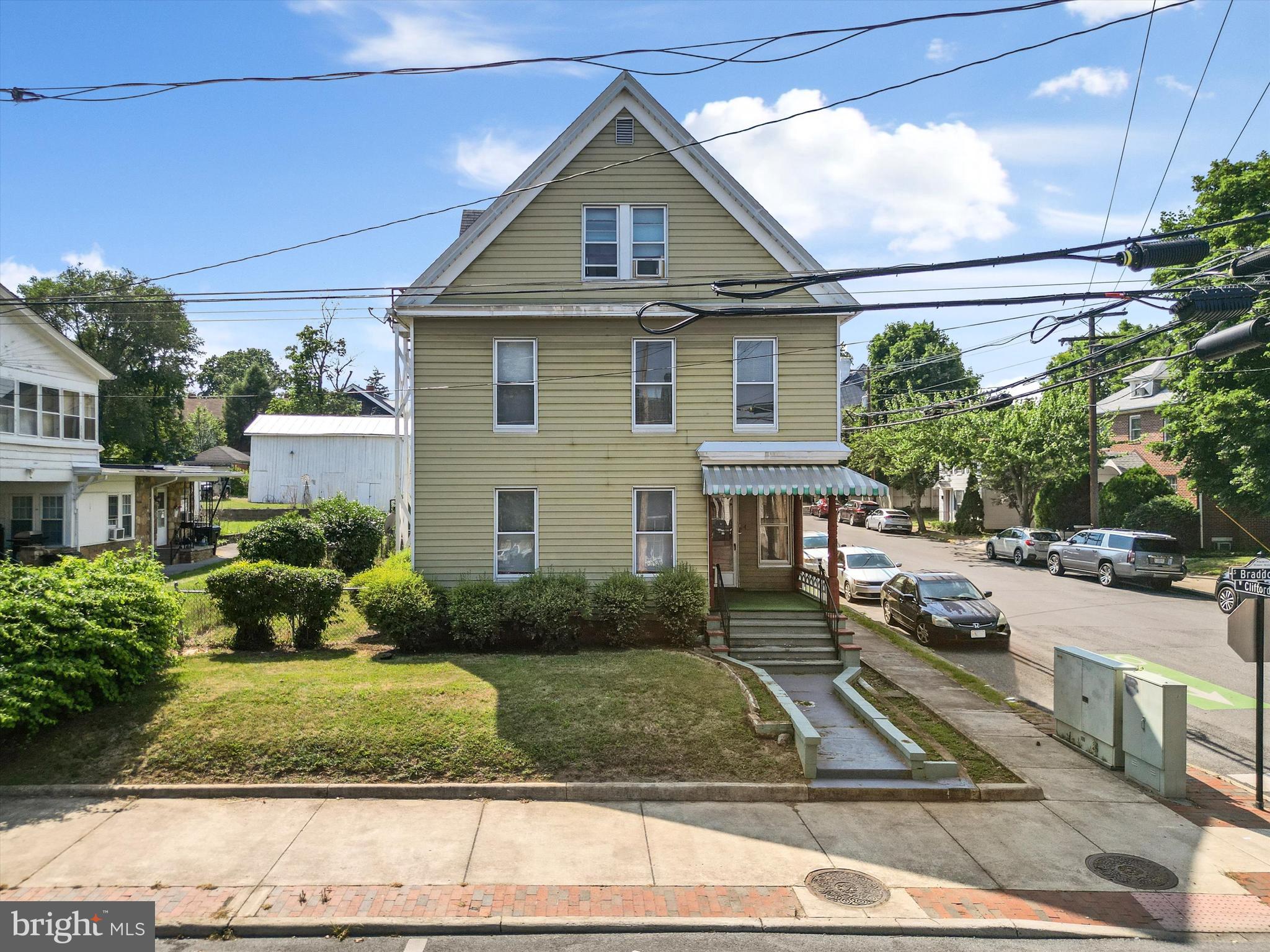 Main image without alt text