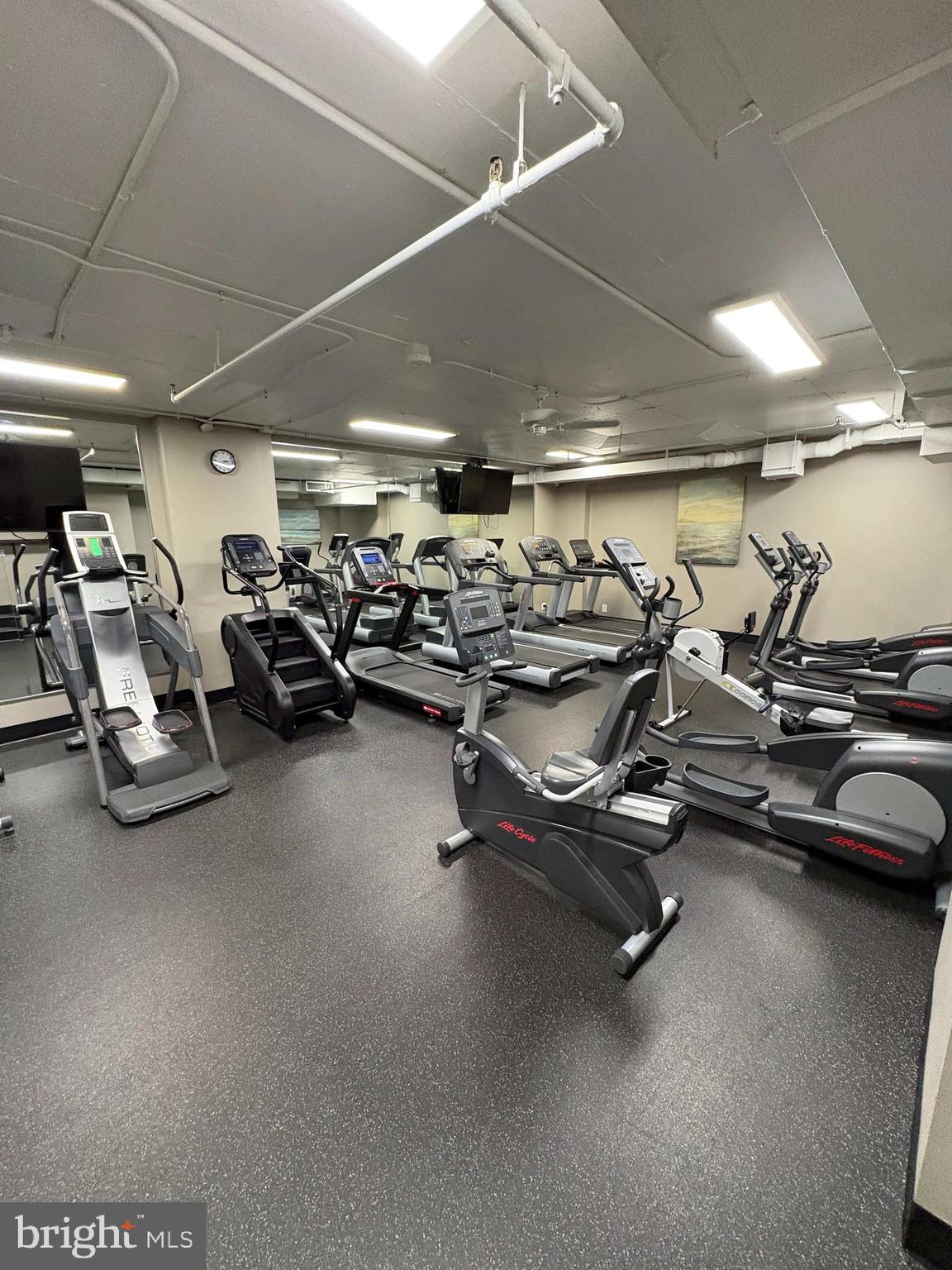 LAKESIDE PLAZA - Residential