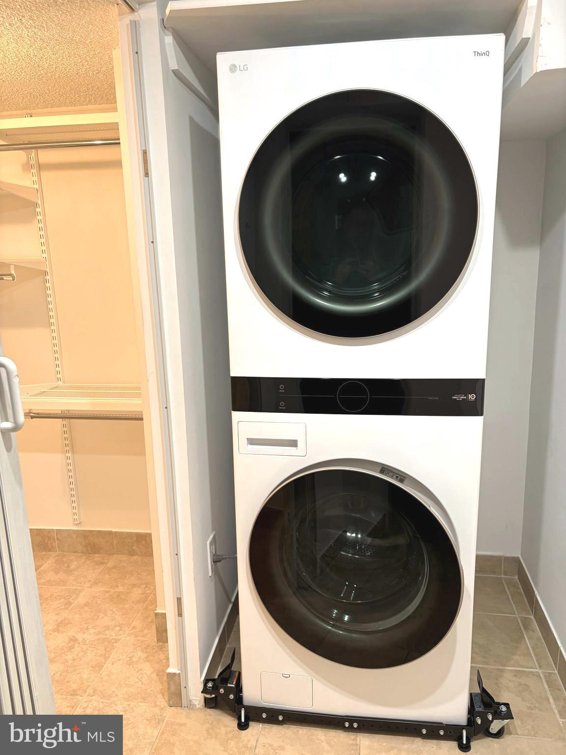 LAKESIDE PLAZA - Residential