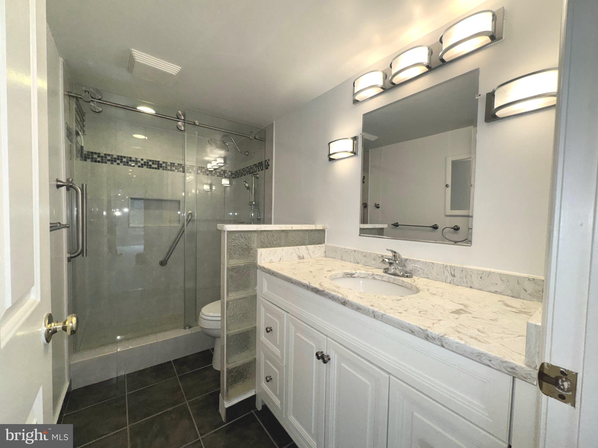 LAKESIDE PLAZA - Residential