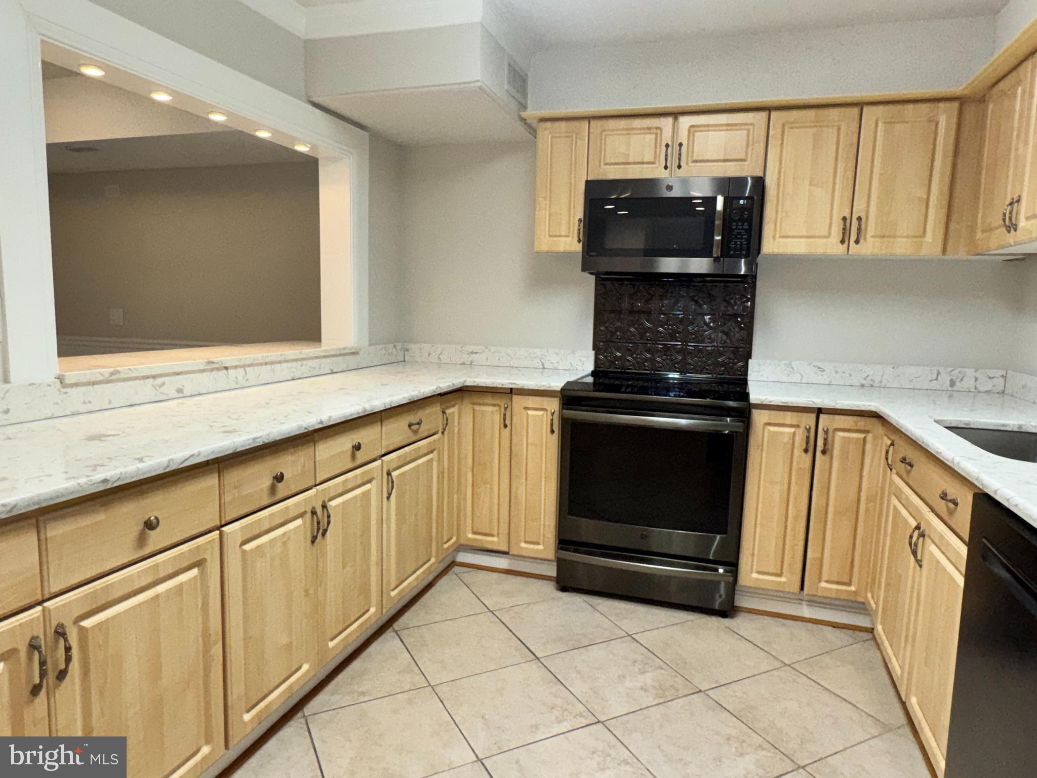 LAKESIDE PLAZA - Residential