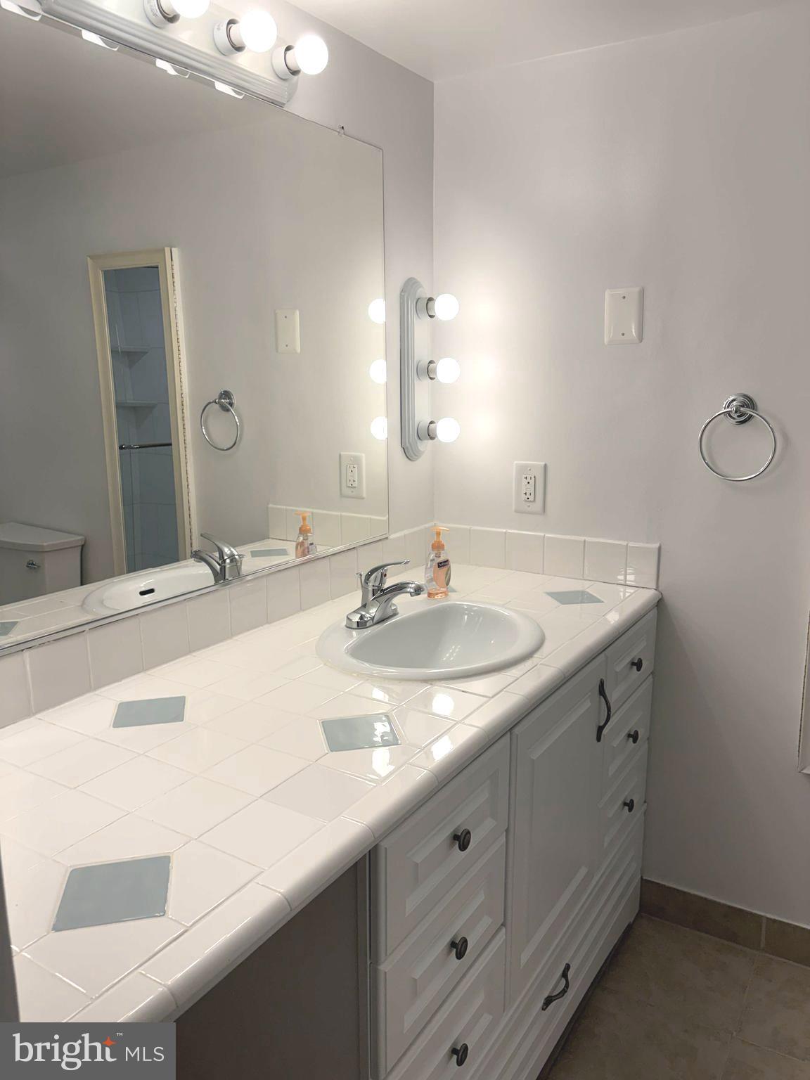 LAKESIDE PLAZA - Residential