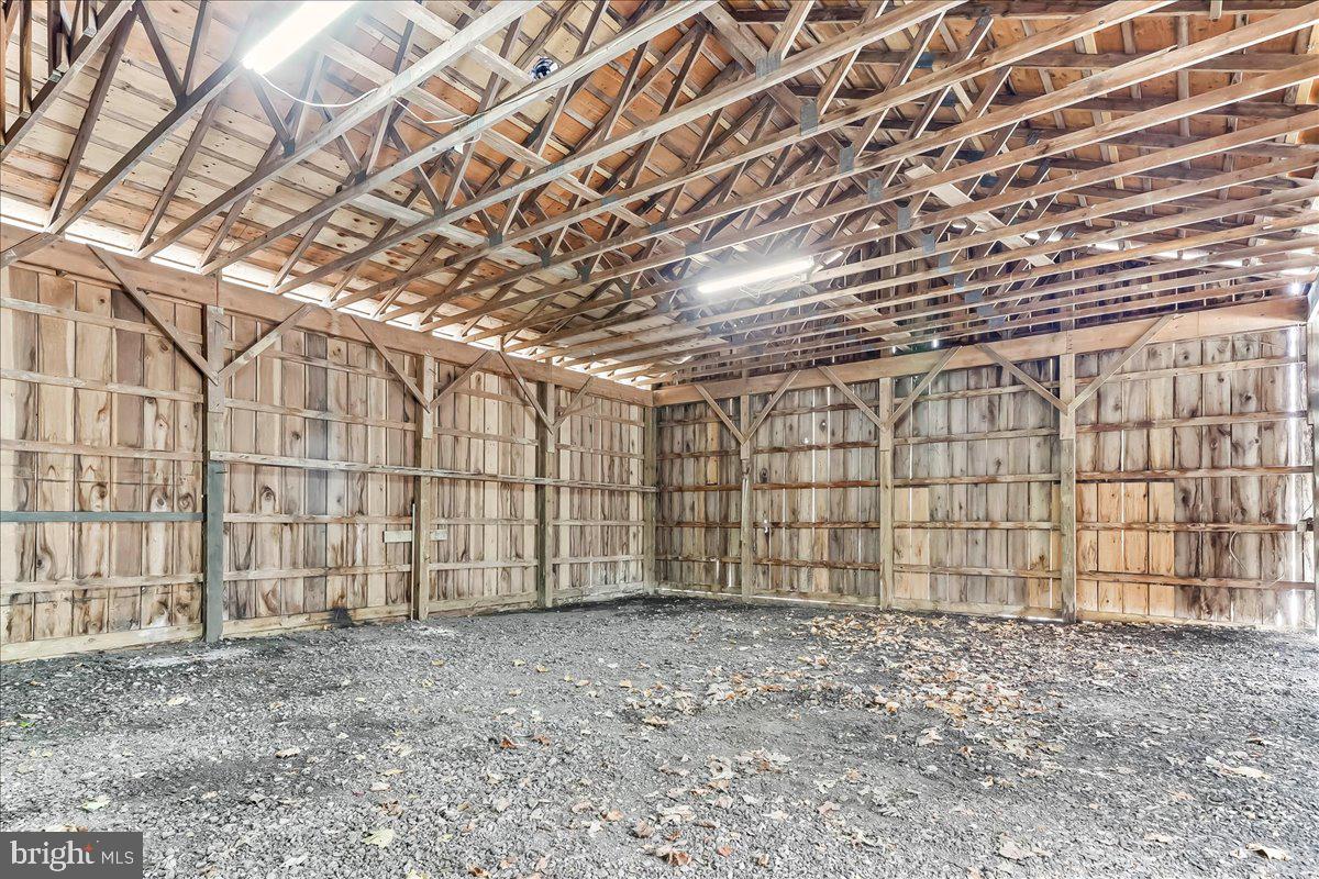 1050 PIKE SPRINGS ROAD BARN