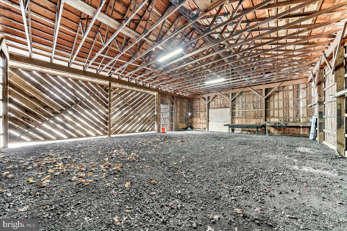 1050 PIKE SPRINGS ROAD BARN