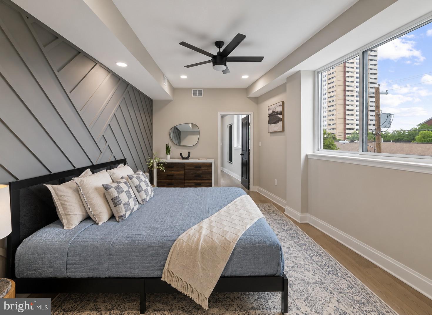 QUEEN VILLAGE - Residential