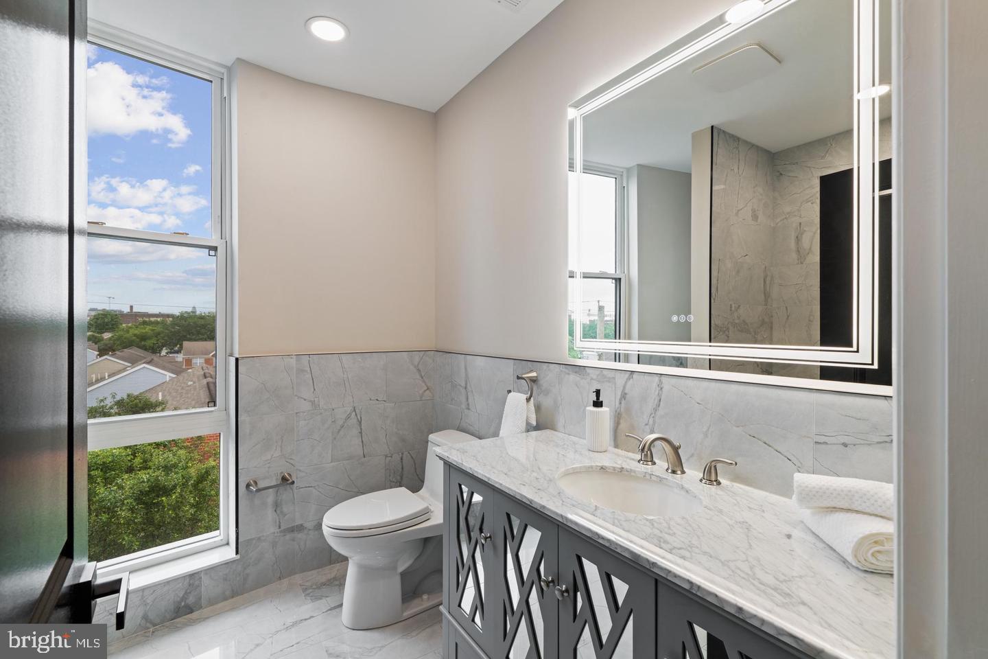 QUEEN VILLAGE - Residential