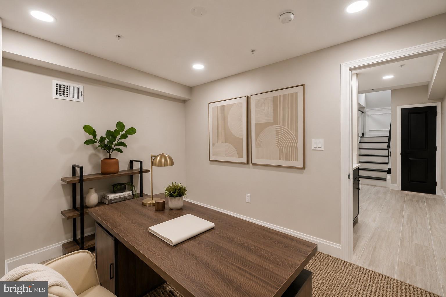 QUEEN VILLAGE - Residential