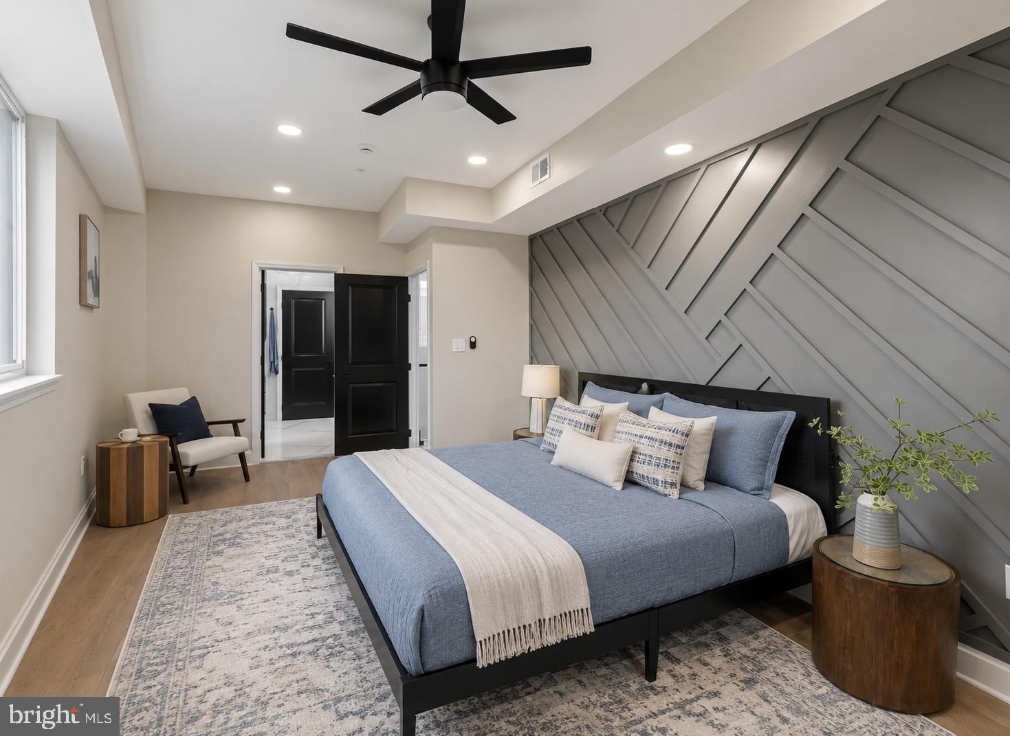 QUEEN VILLAGE - Residential
