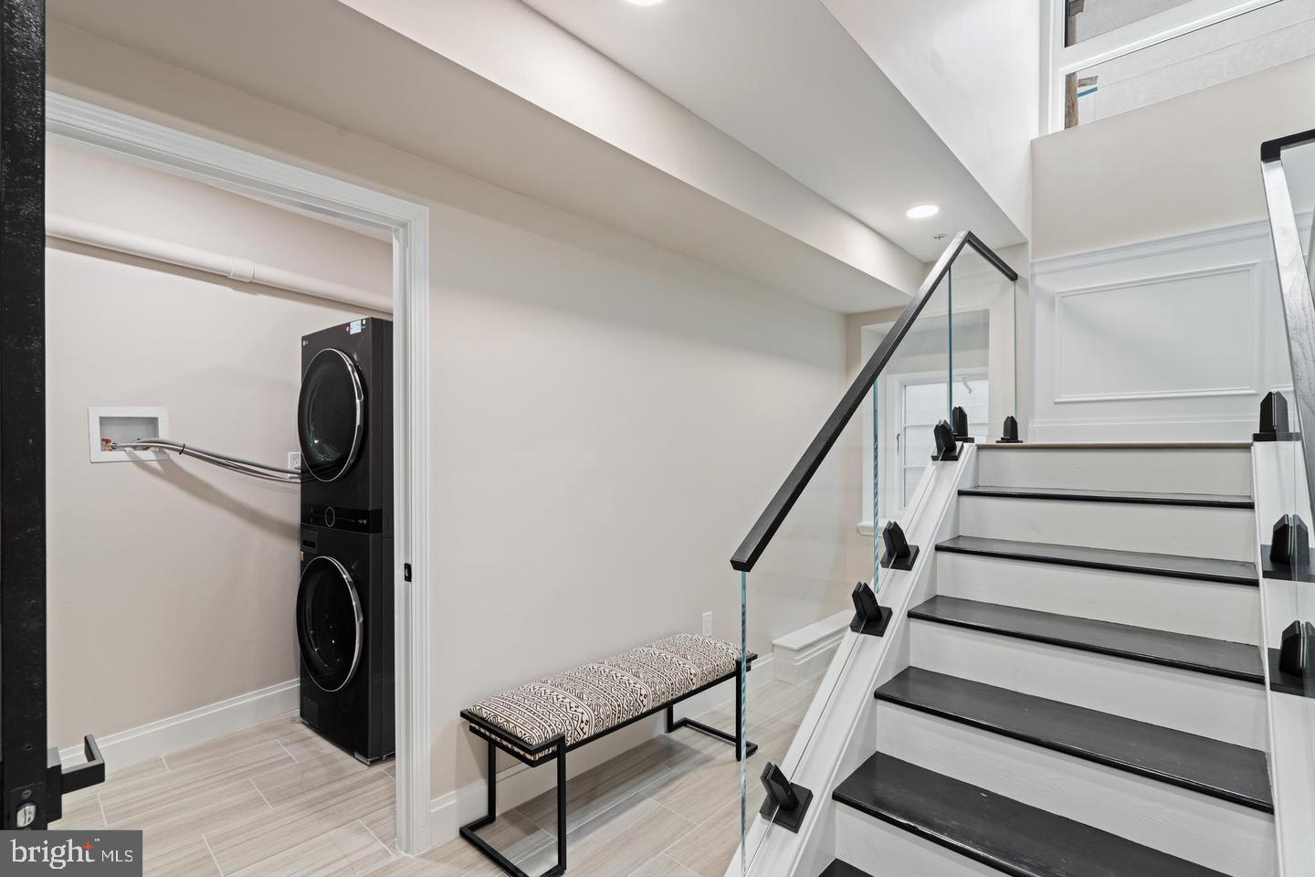 QUEEN VILLAGE - Residential