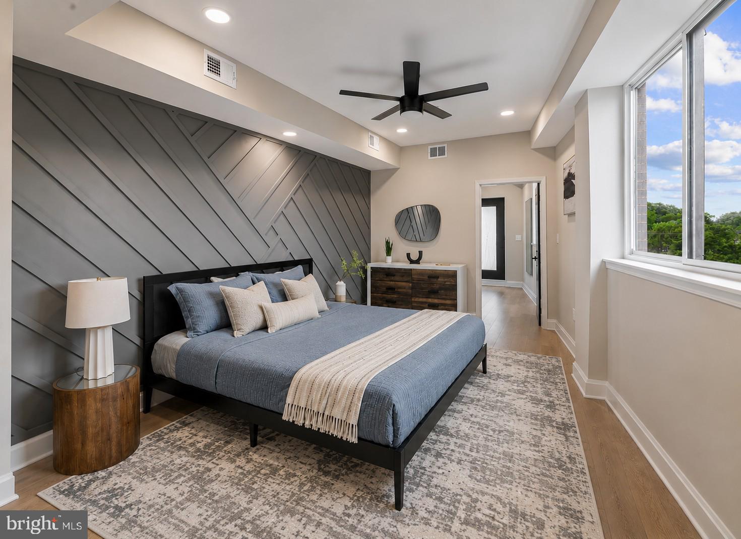 QUEEN VILLAGE - Residential
