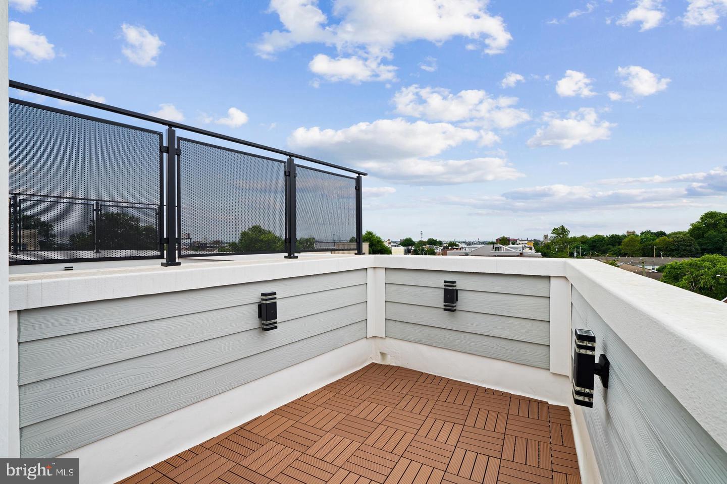 QUEEN VILLAGE - Residential