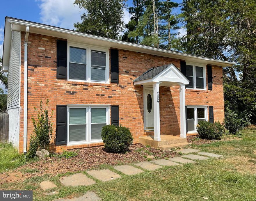 Great location.  Updated kitchen, LVP Flooring.  Open floor plan with bright rooms.  Large fenced in back yard.  Lower level has a spacious family room.  Available for immediate move-in. Super location in Warrenton Lakes, near commuter lot. SUPER CLEAN AND READY TO MOVE IN.