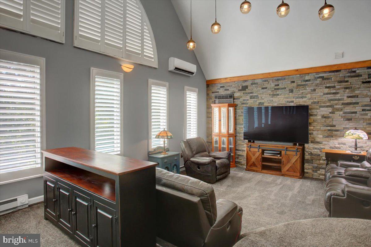 HIDDEN RIVER - Residential