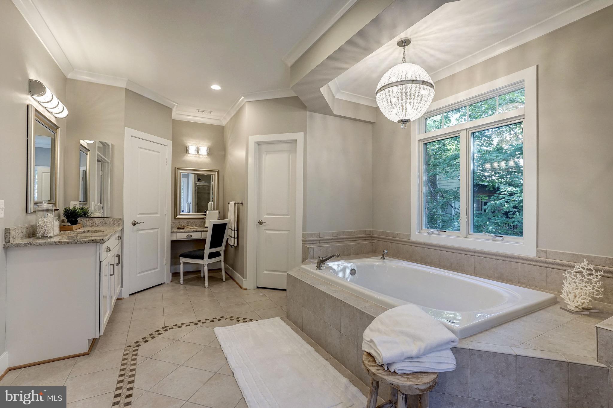 COUNTRY CLUB MANOR - Residential