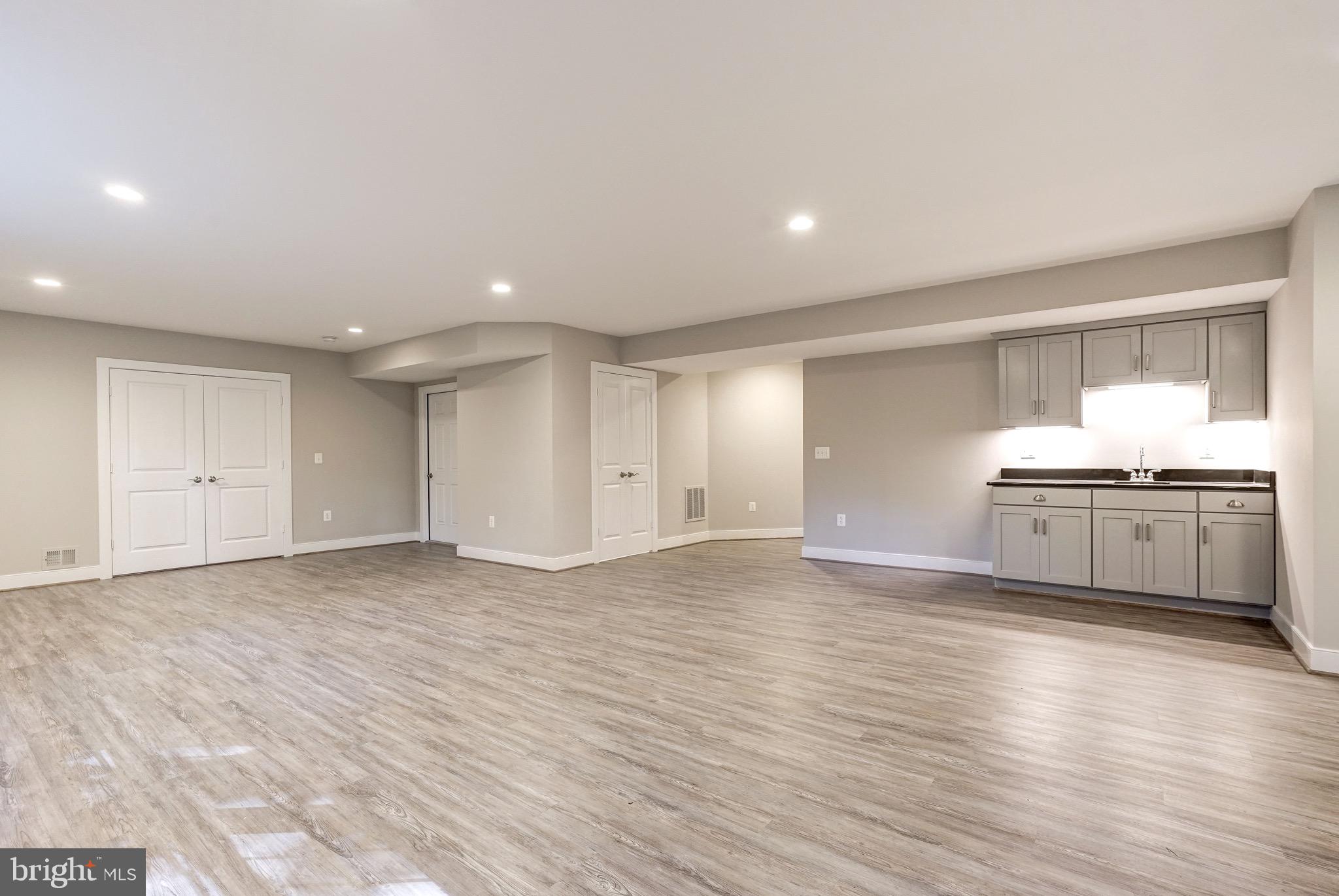 COUNTRY CLUB MANOR - Residential