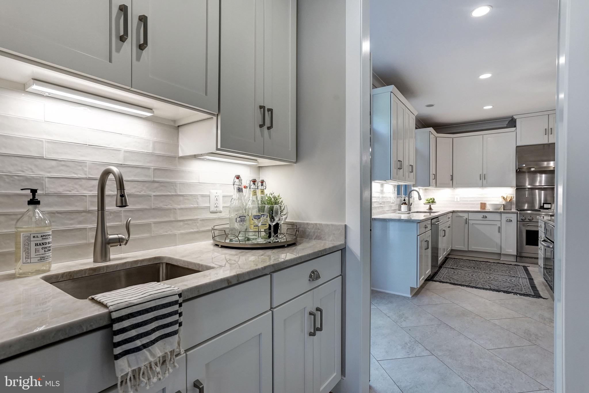 COUNTRY CLUB MANOR - Residential