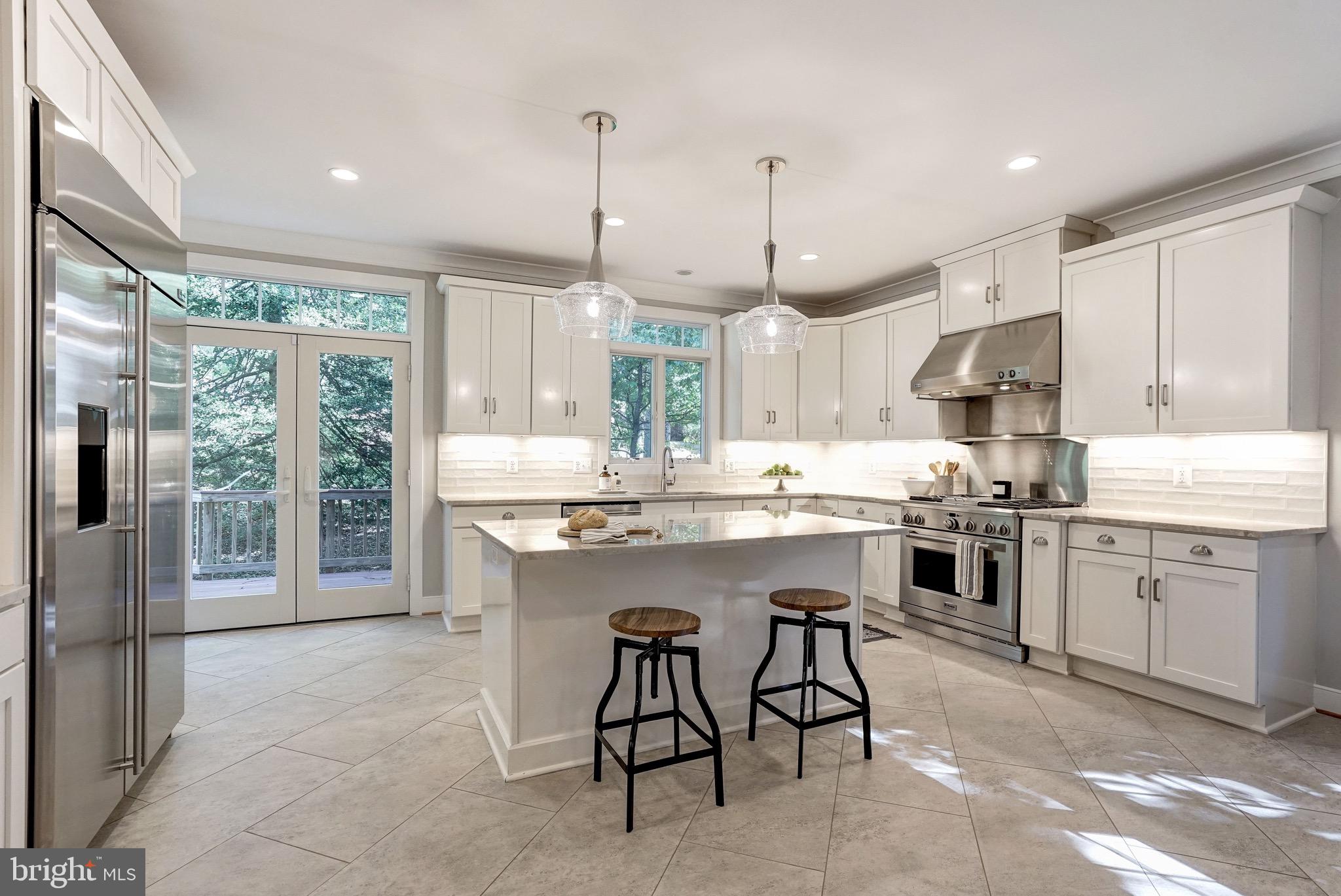 COUNTRY CLUB MANOR - Residential