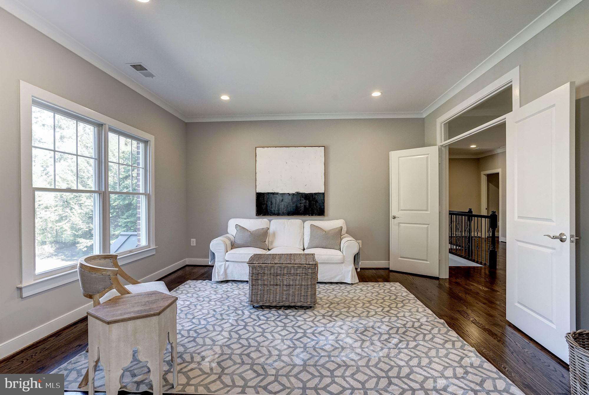 COUNTRY CLUB MANOR - Residential