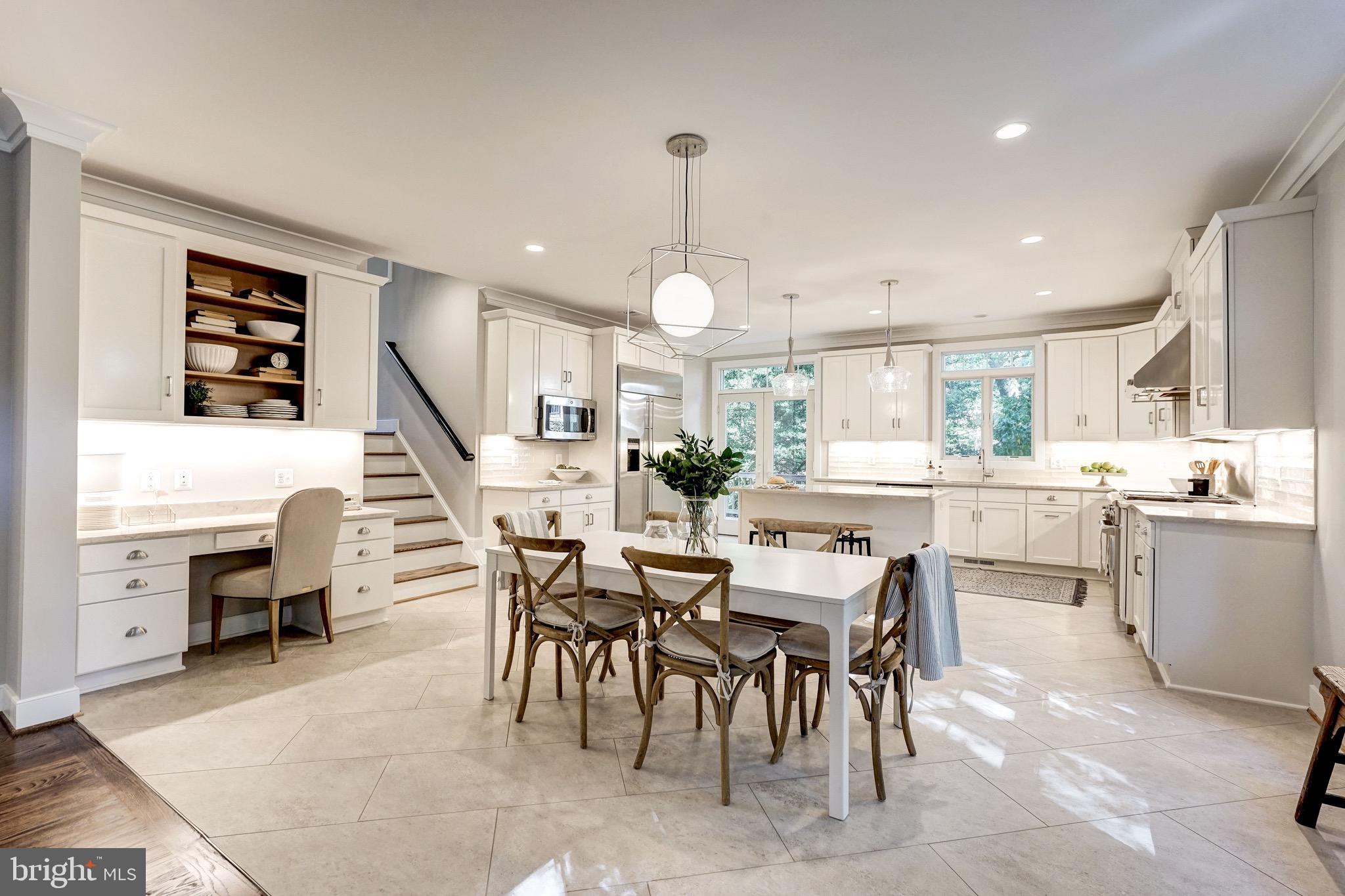 COUNTRY CLUB MANOR - Residential