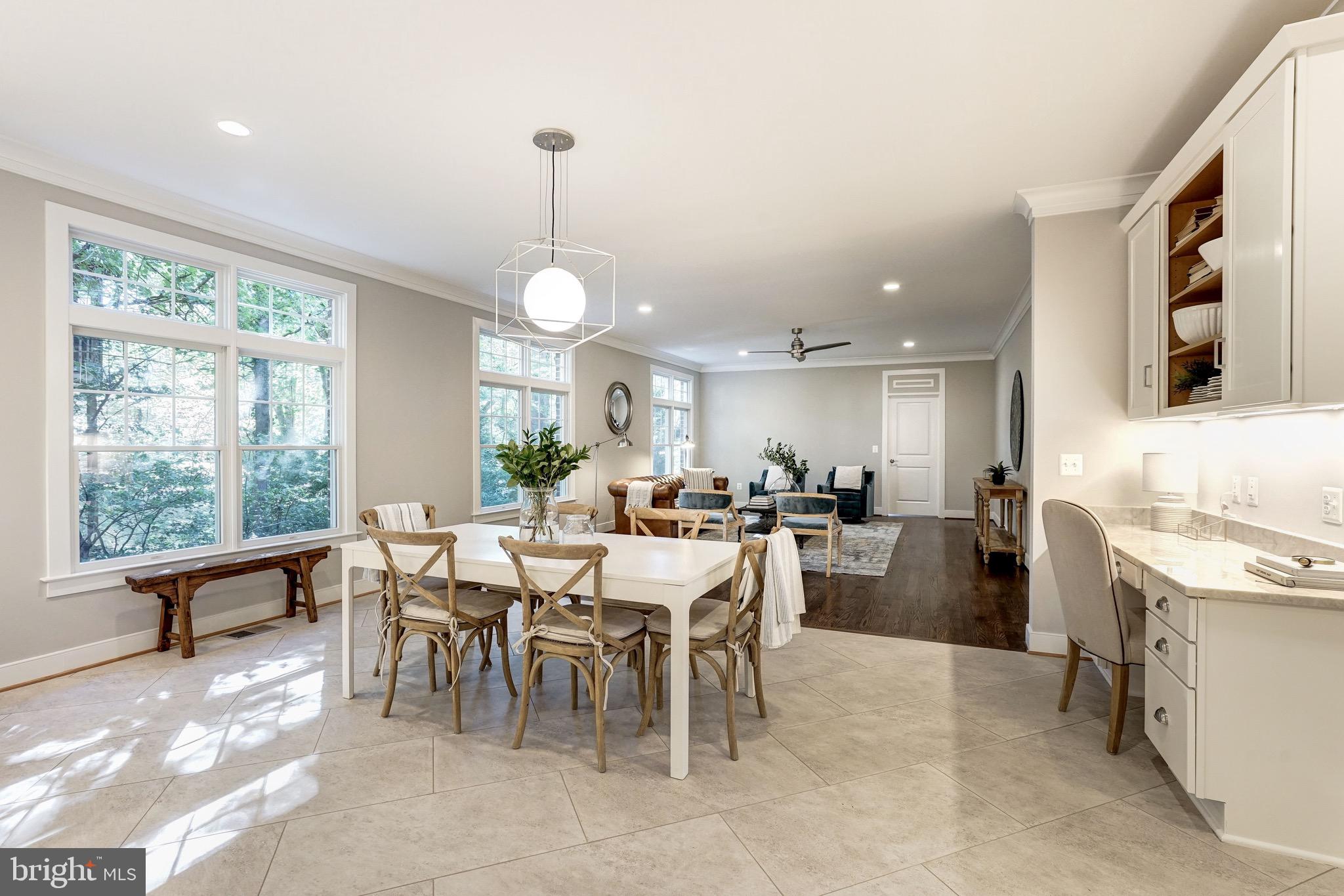 COUNTRY CLUB MANOR - Residential