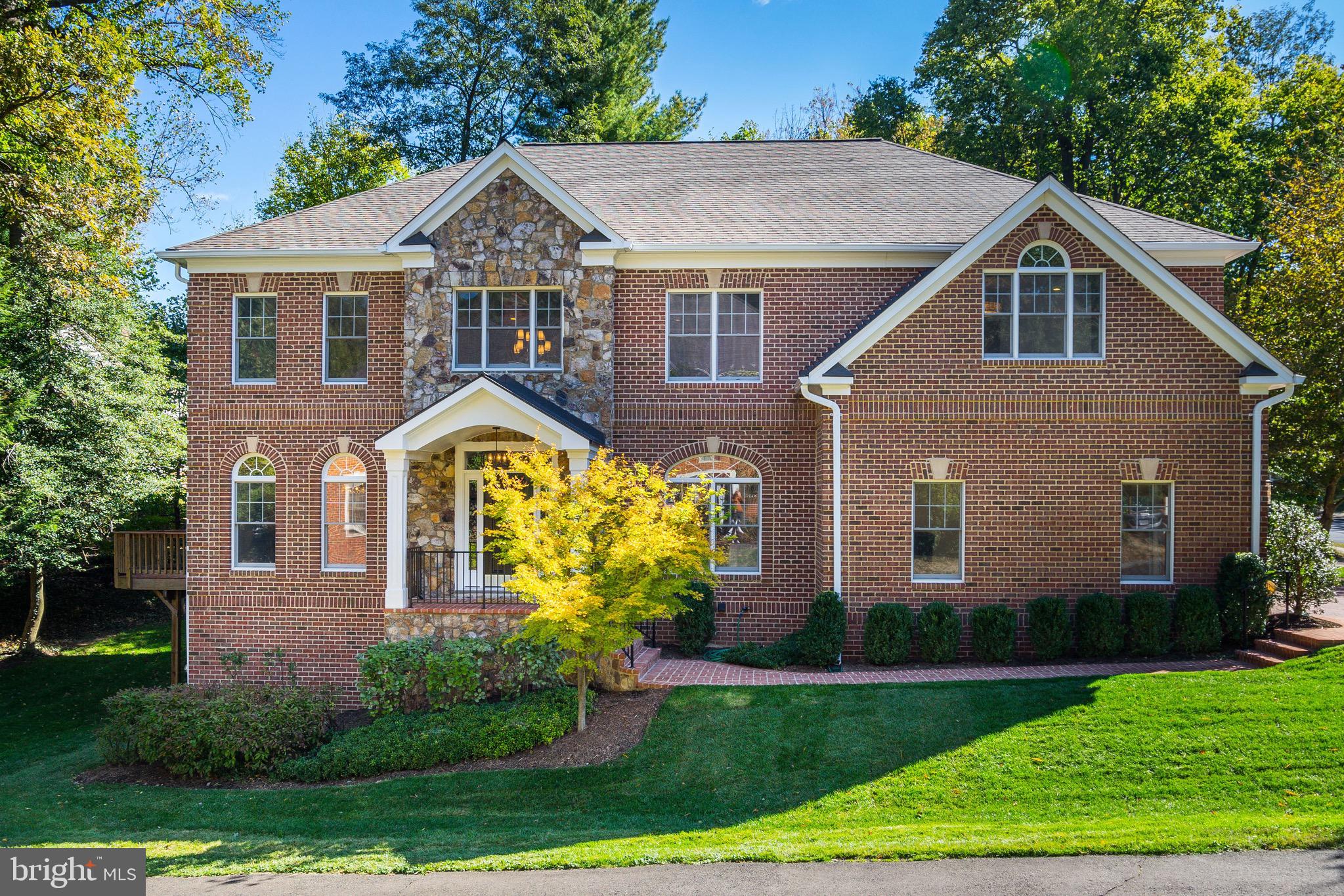 COUNTRY CLUB MANOR - Residential