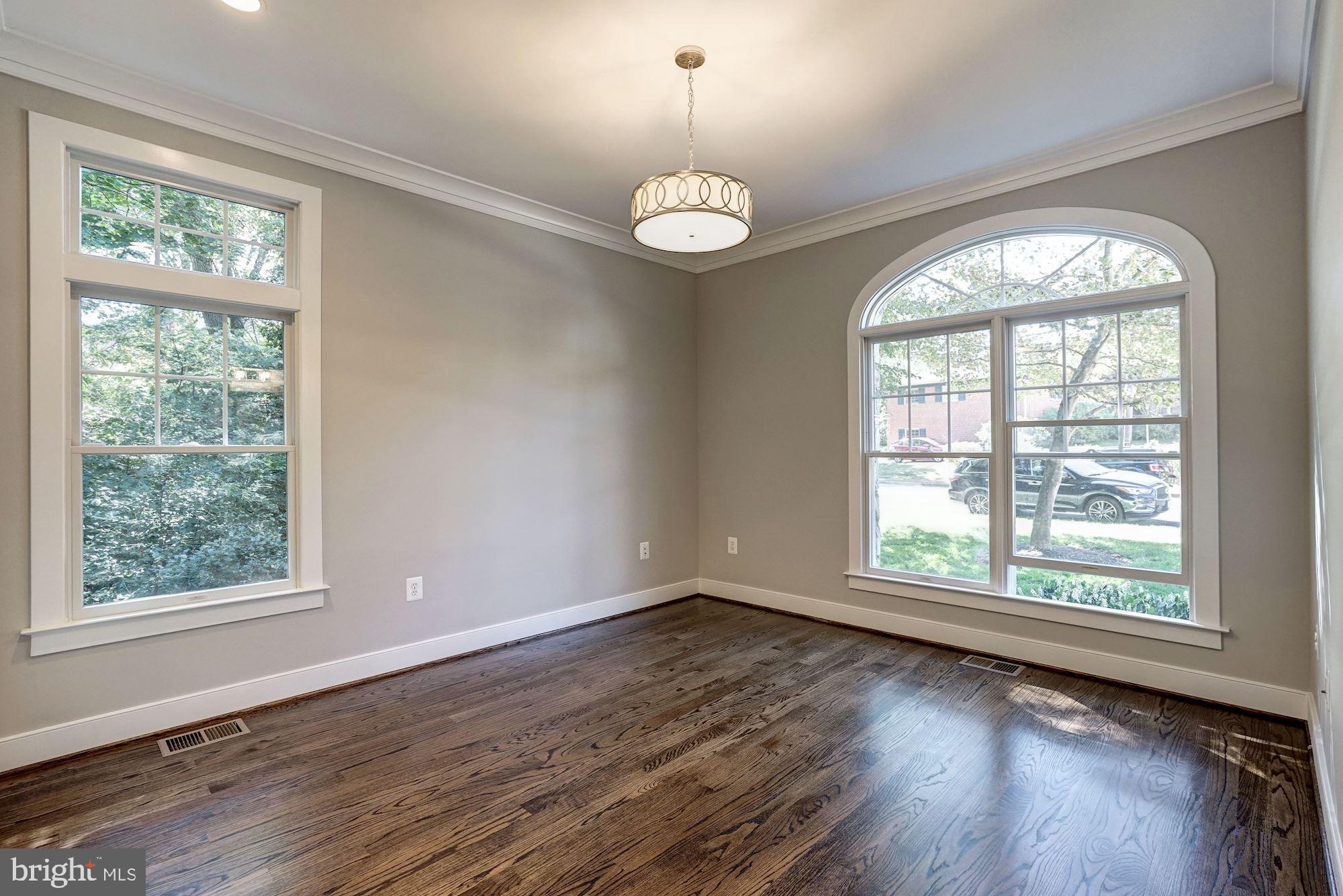 COUNTRY CLUB MANOR - Residential