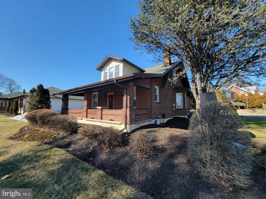 +/- 2,516 SF Office/ Retail space available immediate lease. The building consists of Four offices, One Bathroom, a reception area with additional rooms and storage on the upper level. Great use for a doctor’s office, Tax office, Barbershop, med spa, and many more.
Convenient access to Route 33, I-78, and Route 22.  Located on heavily Traveled Williams Penn Highway in Palmer Township(Easton), PA.