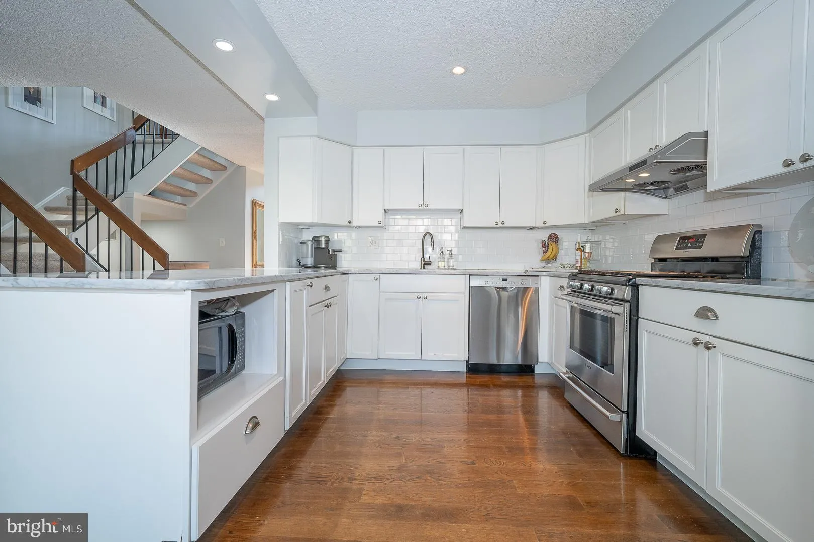 Chesterbrook, Pennsylvania 19087, United States, 3 Bedrooms Bedrooms, ,4 BathroomsBathrooms,Residential,Pending,117736