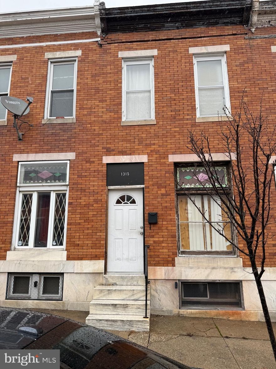 Are you looking for an investment opportunity? This property is a prime fixer-upper, requiring  a full renovation to unlock its full potential. It’s being sold in “as is” condition, offering a great opportunity for investors or buyers looking to customize and add value. Agents will accompany your clients for showings. Don’t miss out on this promising investment!