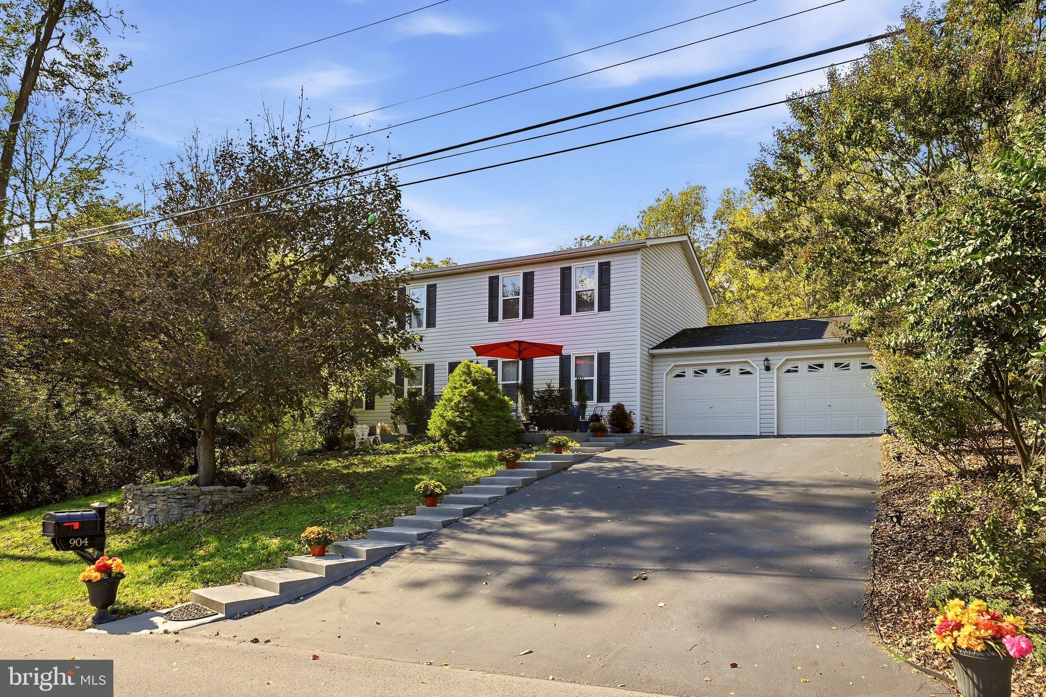 904 HICKORY COURT