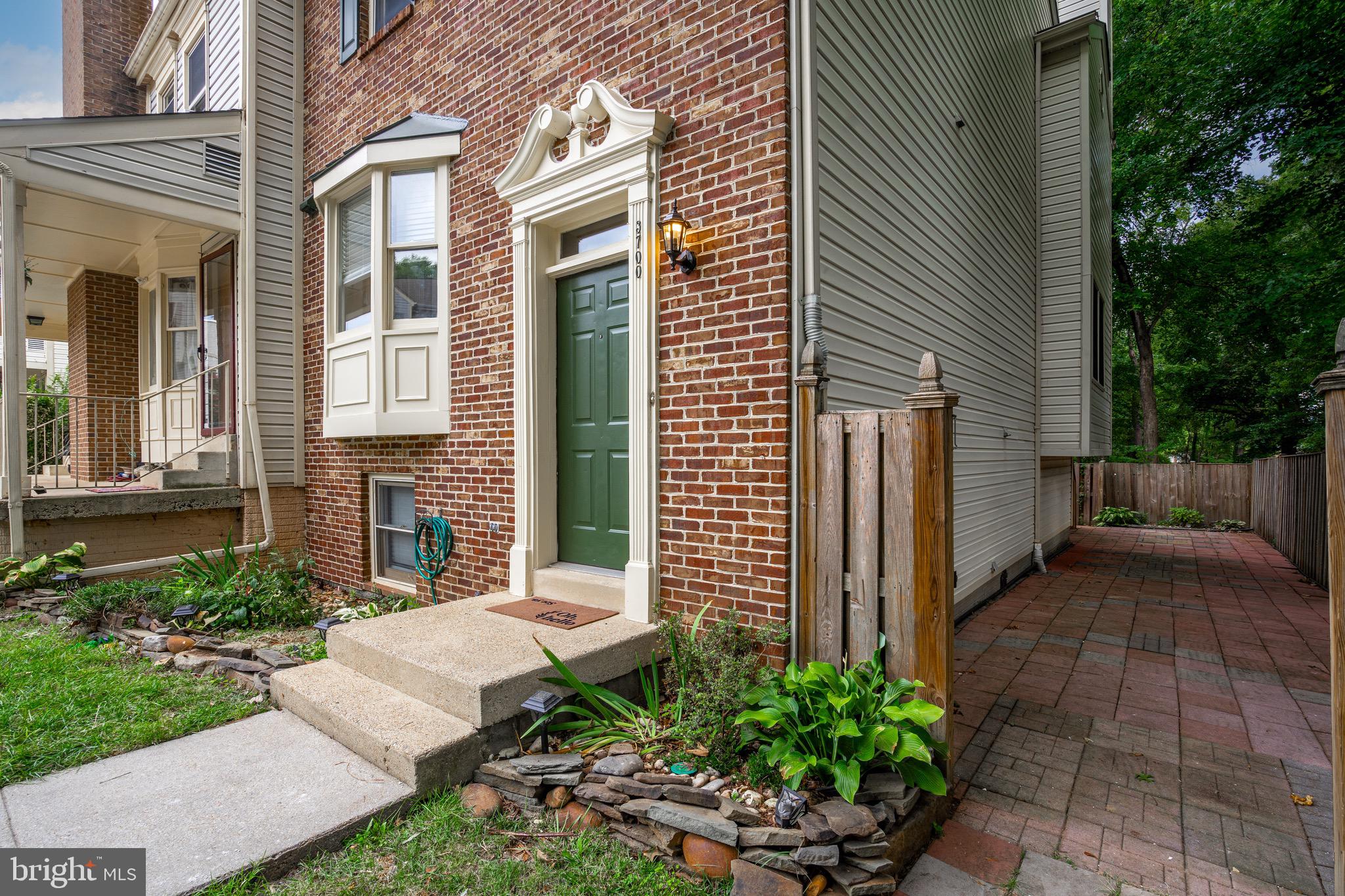 3700 ROXBURY LANE