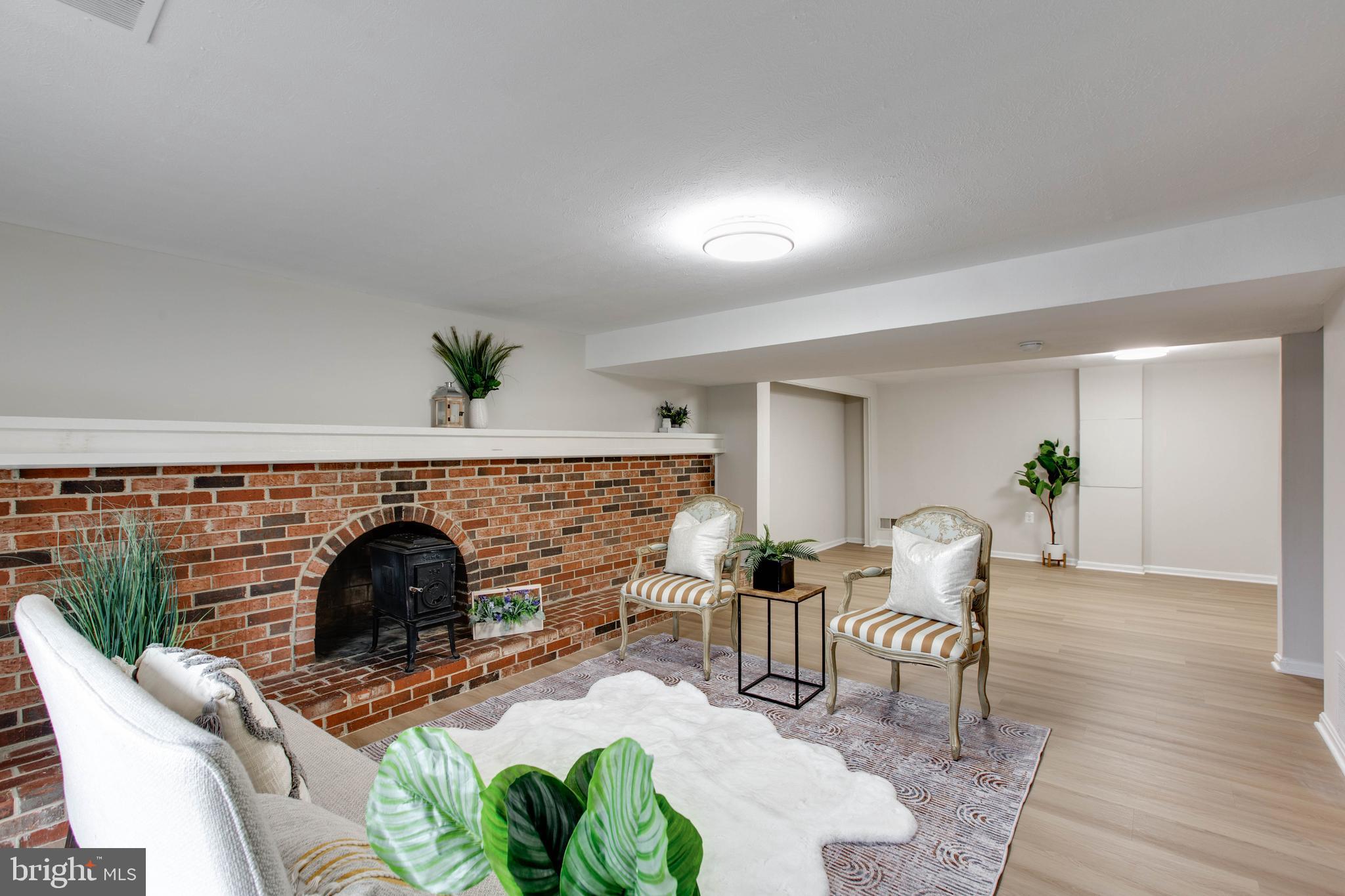 WHITE OAK MANOR - Residential